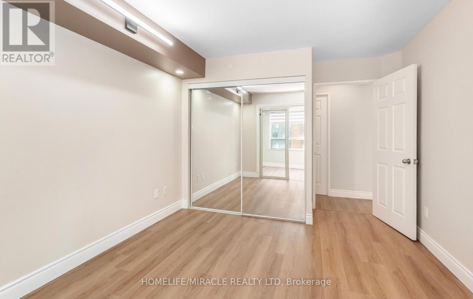 811 - 325 Webb Drive, Mississauga (City Centre), Ontario  L4T 2J7 - Photo 12 - W12974160