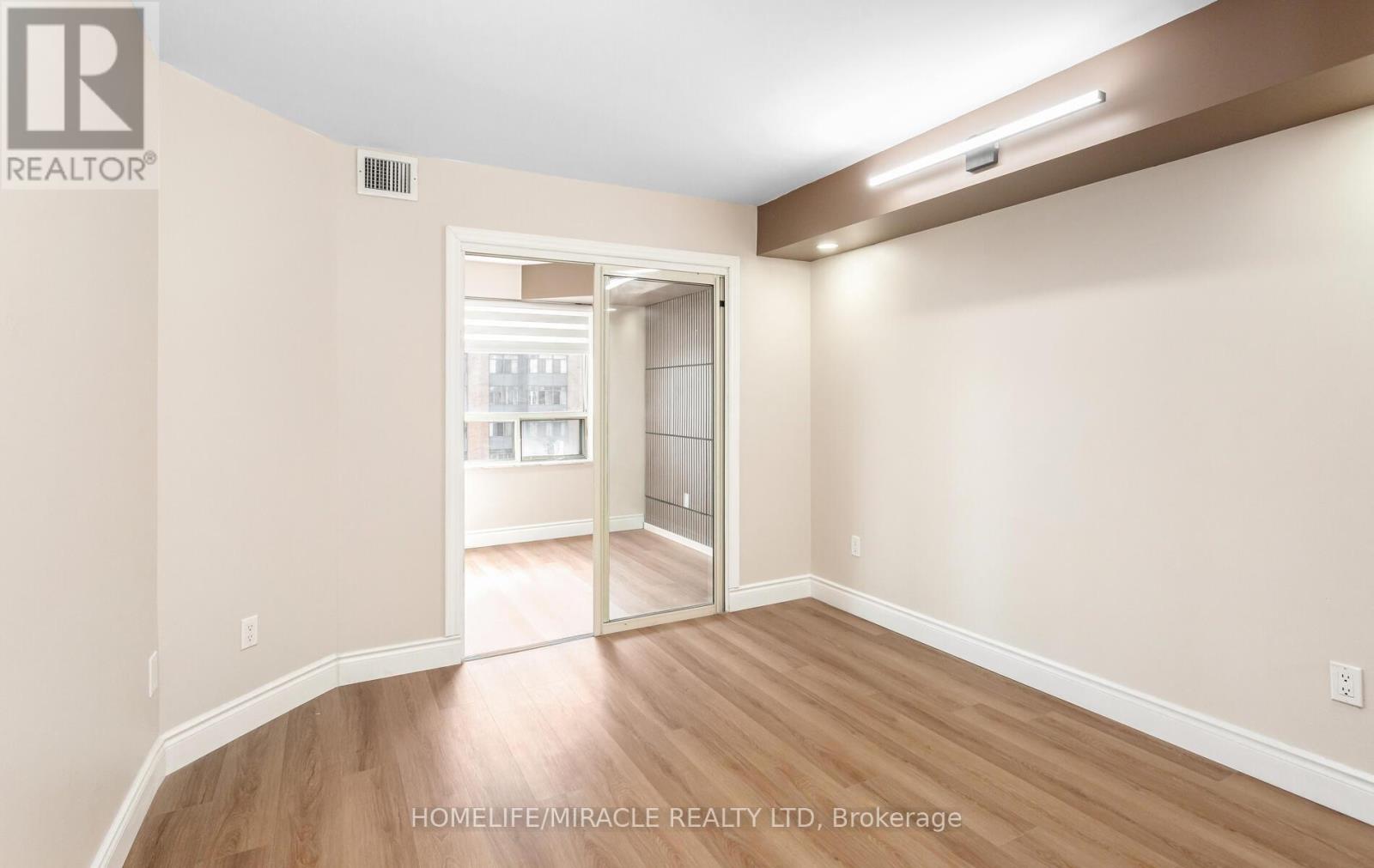 811 - 325 Webb Drive, Mississauga (City Centre), Ontario  L4T 2J7 - Photo 13 - W12974160