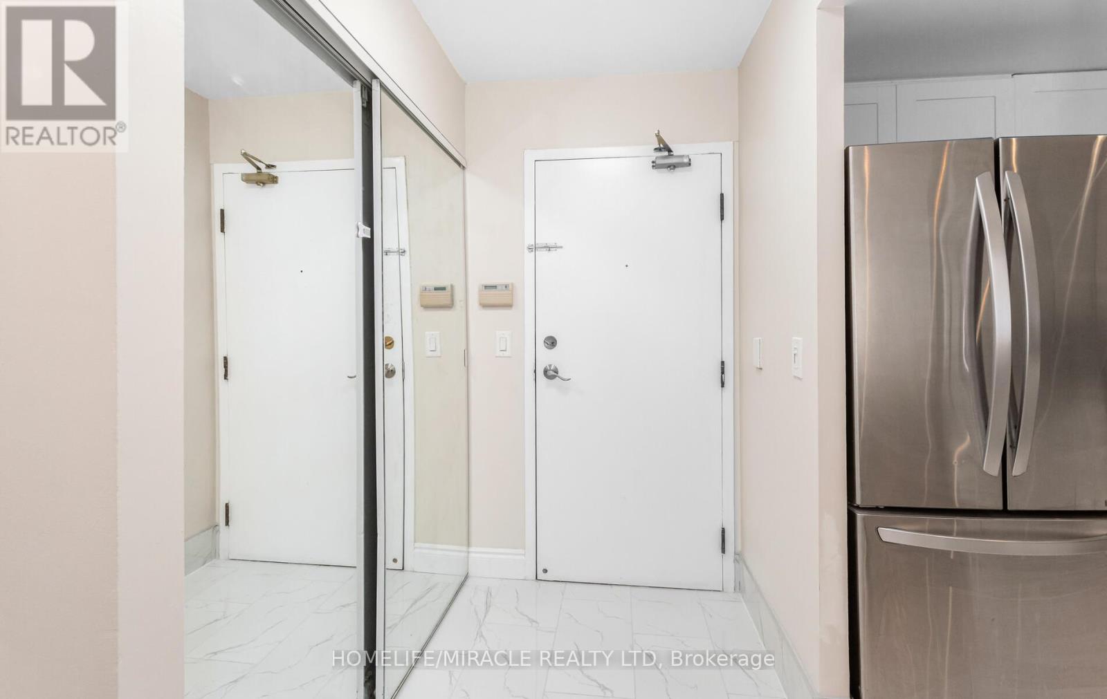 811 - 325 Webb Drive, Mississauga (City Centre), Ontario  L4T 2J7 - Photo 6 - W12974160