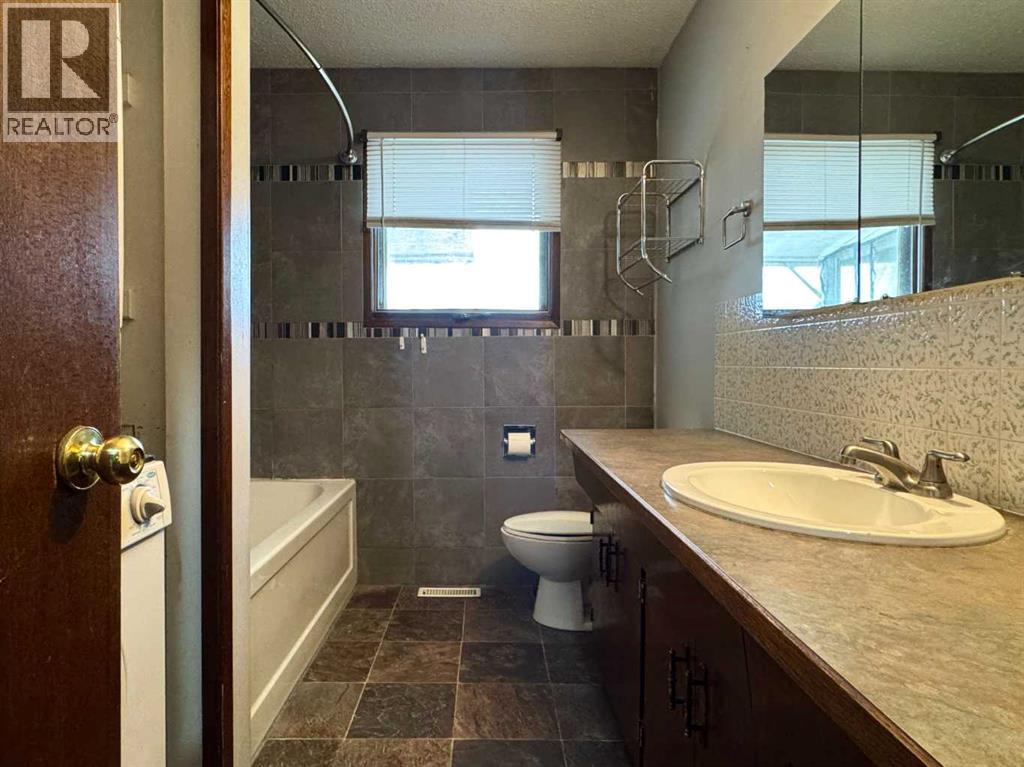 1251 St Catherine Road N, Lethbridge, Alberta  T1H 4E9 - Photo 12 - A2289681