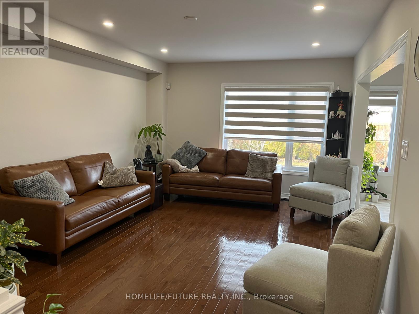 28 Puttingedge Drive, Whitby, Ontario  L1R 0H7 - Photo 3 - E12974174