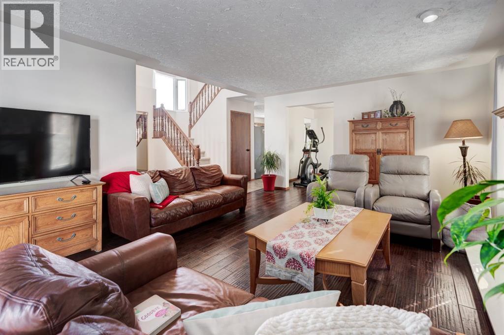 4 Cedargrove Way SW, Calgary, Alberta  T2W 4V2 - Photo 5 - A2299441