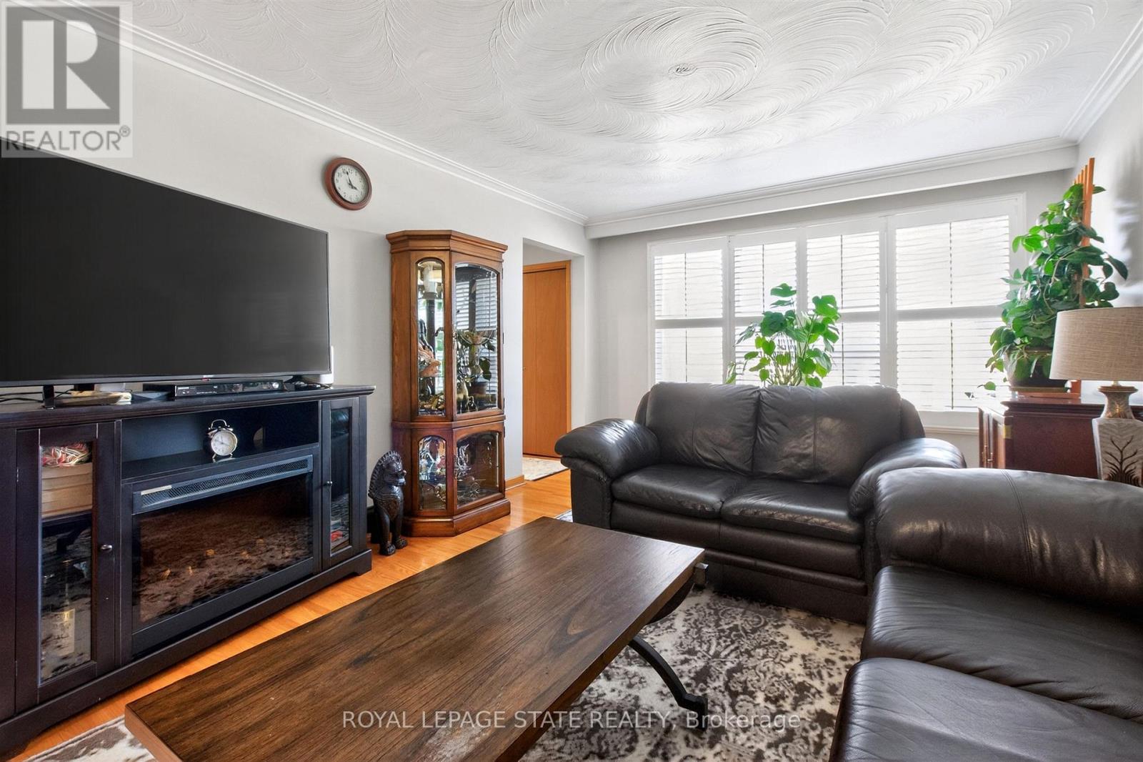 57 Starview Drive, Toronto, Ontario  M9M 1K7 - Photo 8 - W12974210