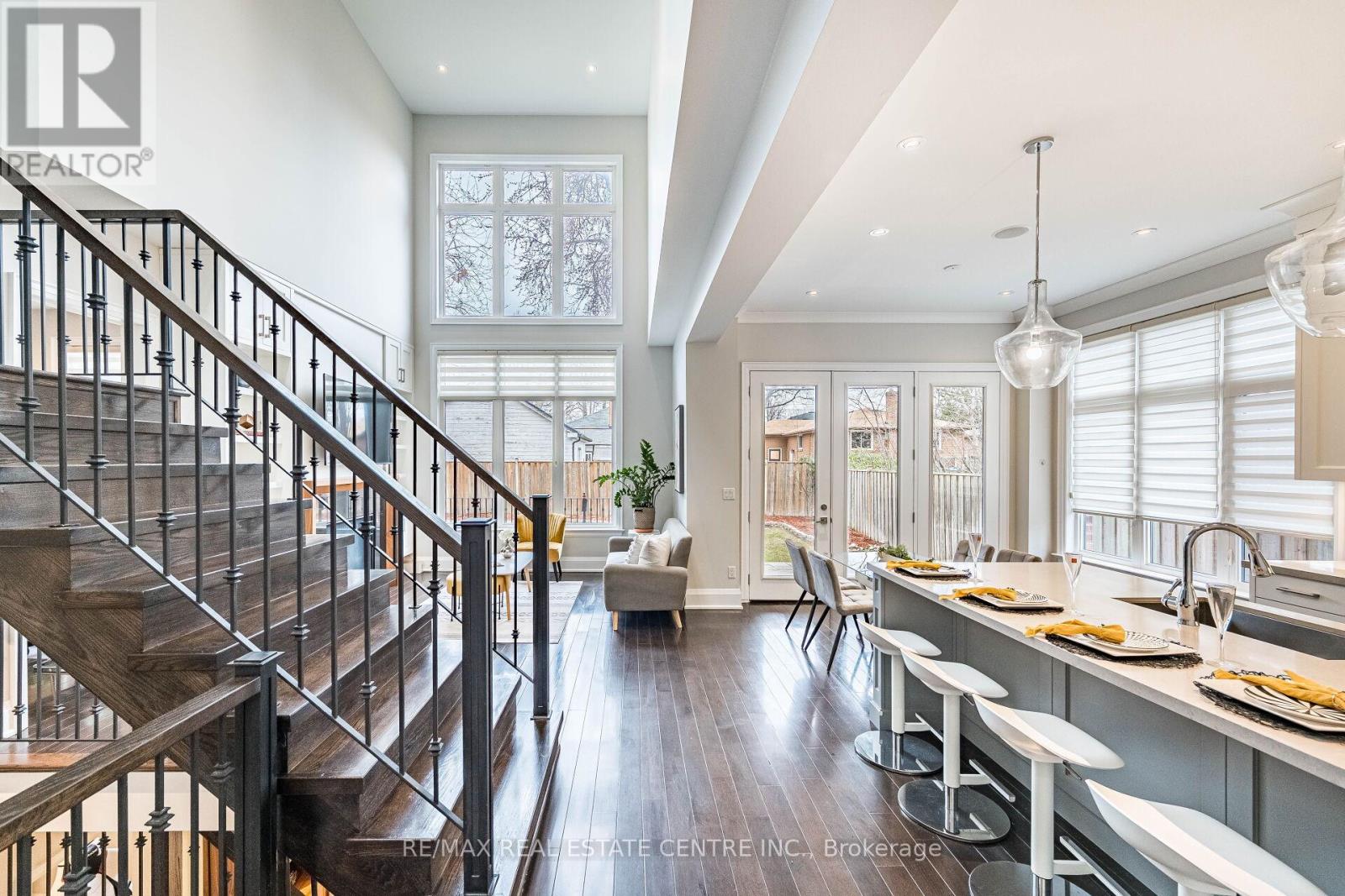 105 Eaglewood Boulevard, Mississauga, Ontario  L5G 1V8 - Photo 5 - W12971498