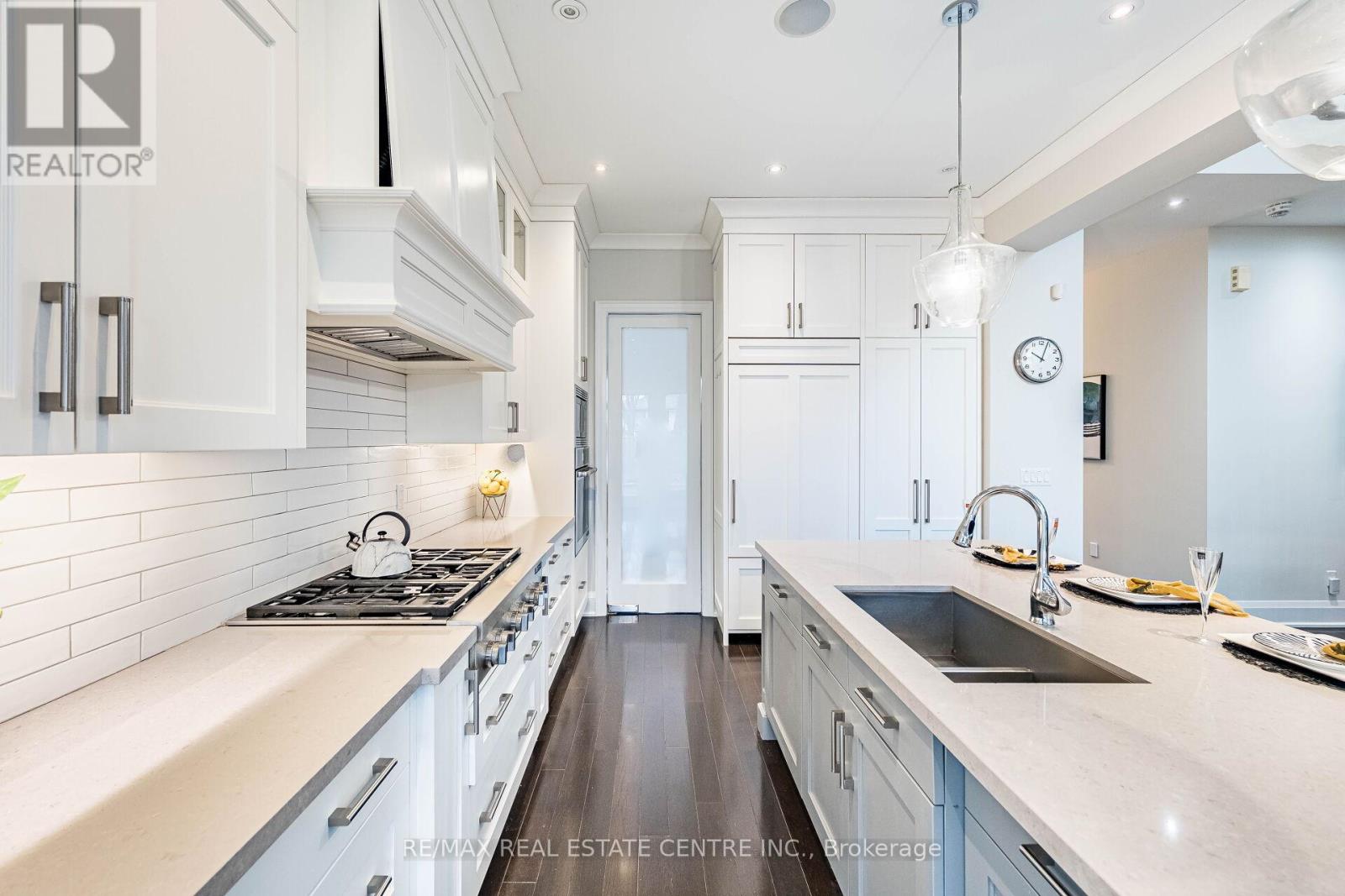 105 Eaglewood Boulevard, Mississauga, Ontario  L5G 1V8 - Photo 10 - W12971498