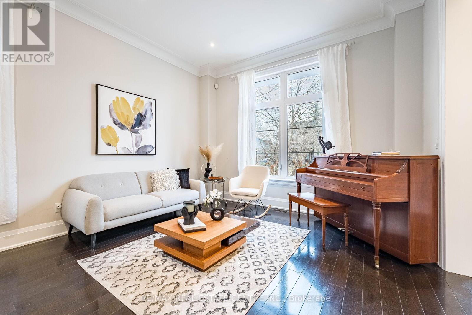 105 Eaglewood Boulevard, Mississauga, Ontario  L5G 1V8 - Photo 3 - W12971498