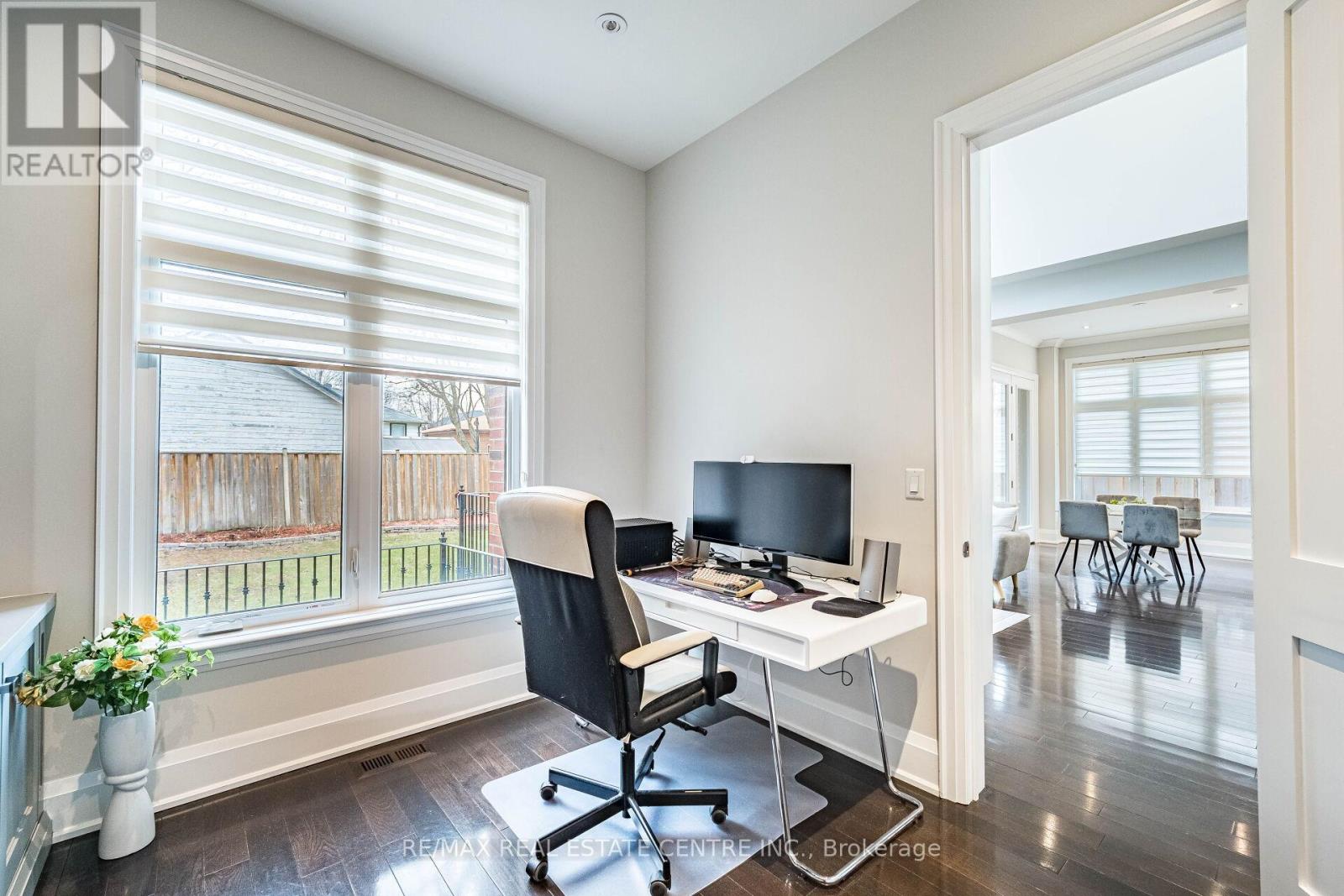 105 Eaglewood Boulevard, Mississauga, Ontario  L5G 1V8 - Photo 13 - W12971498