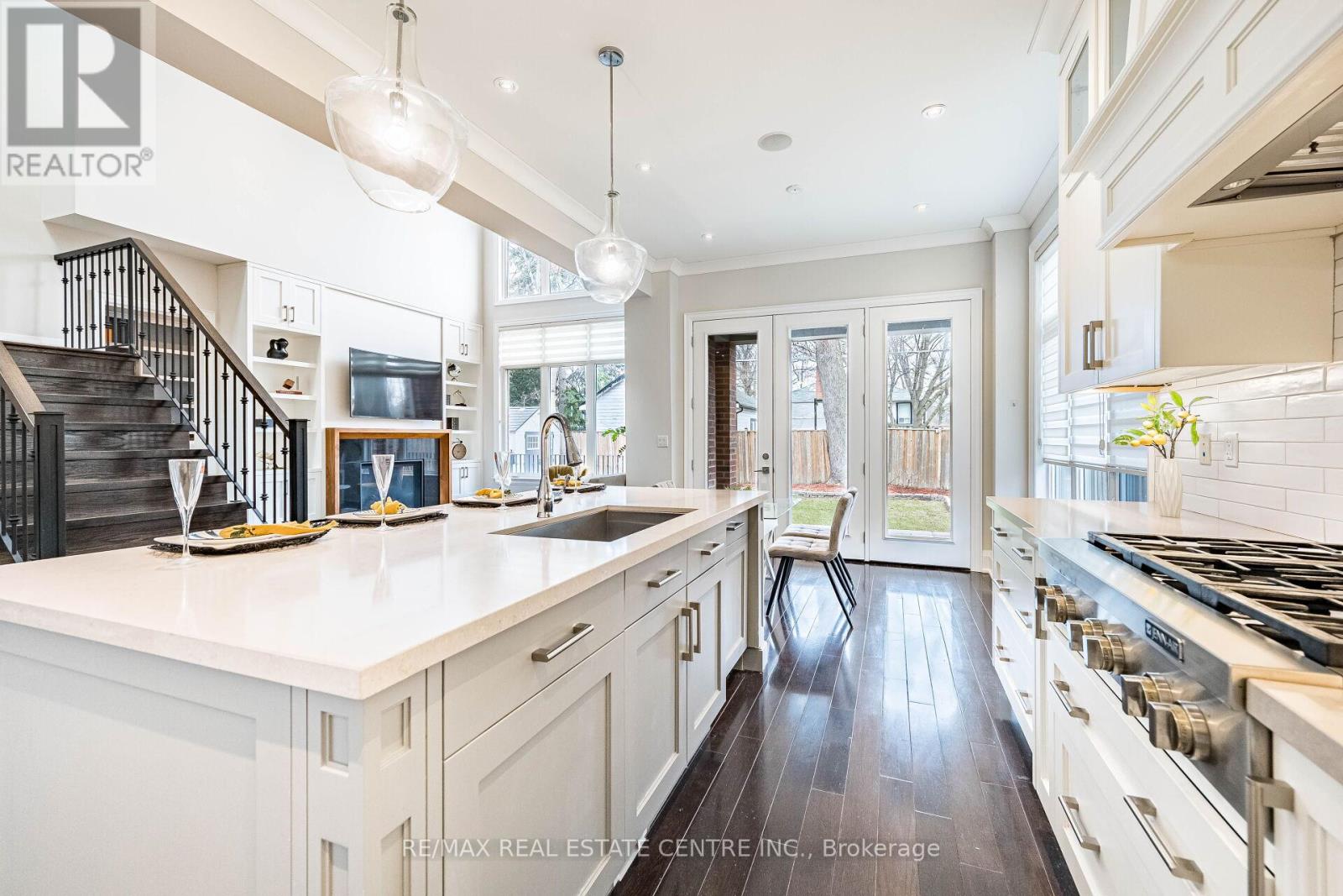 105 Eaglewood Boulevard, Mississauga, Ontario  L5G 1V8 - Photo 9 - W12971498