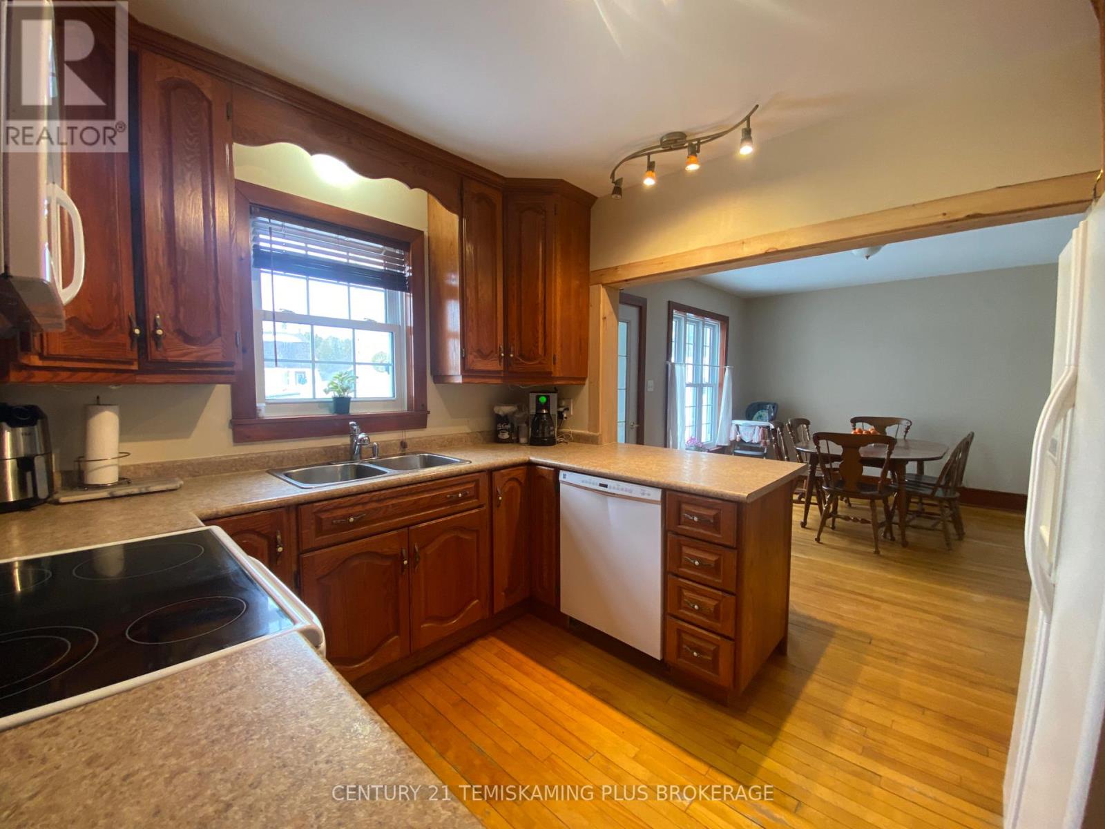 6739 Hwy 11 N Highway, Temagami, Ontario  P0H 2H0 - Photo 11 - X12974296