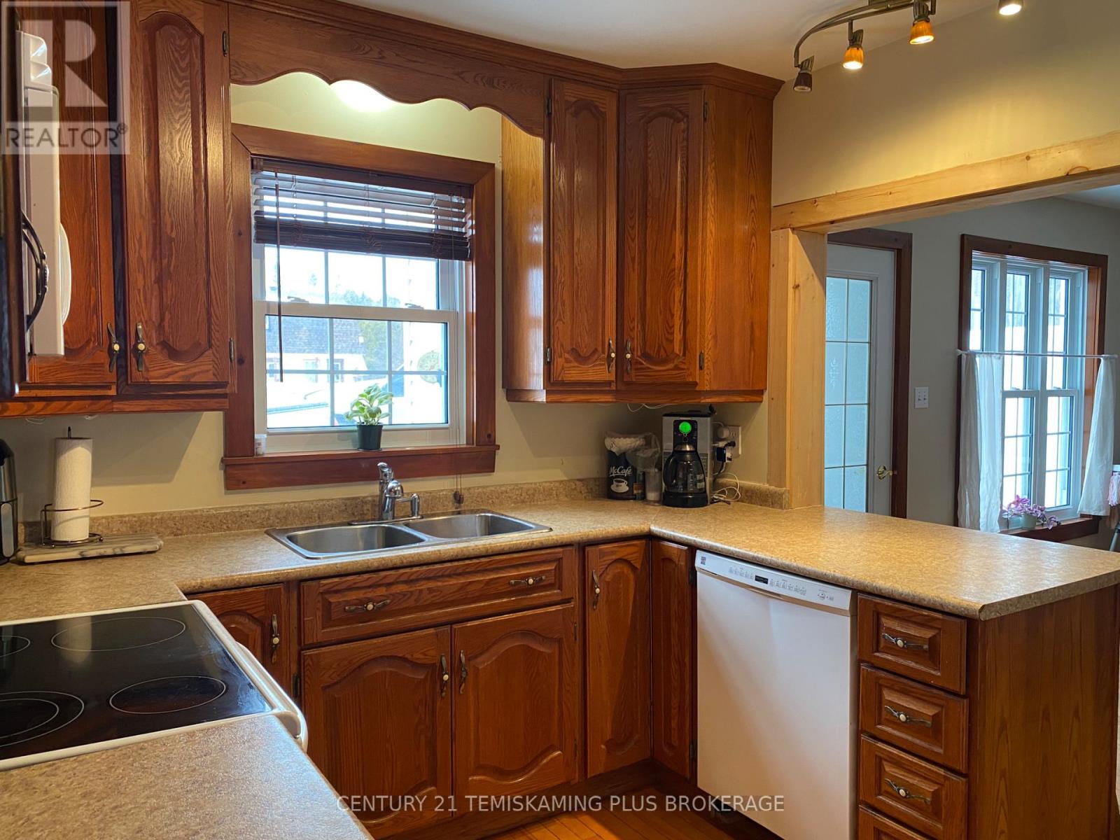 6739 Hwy 11 N Highway, Temagami, Ontario  P0H 2H0 - Photo 8 - X12974296