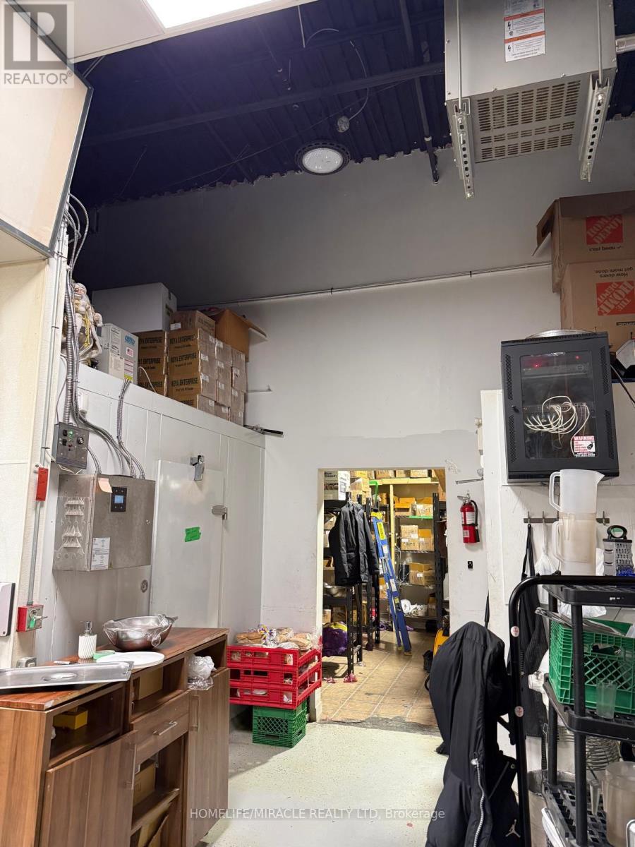 4 - 1400 Aimco Boulevard, Mississauga, Ontario  L4W 4K2 - Photo 13 - W12974224