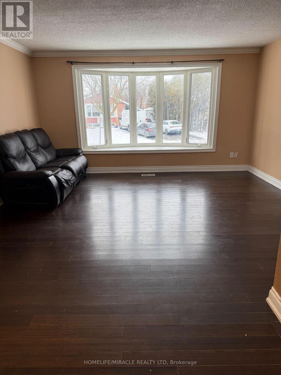 26 Alexandria Crescent, Brampton (Avondale), Ontario  L6T 1N3 - Photo 3 - W12974242