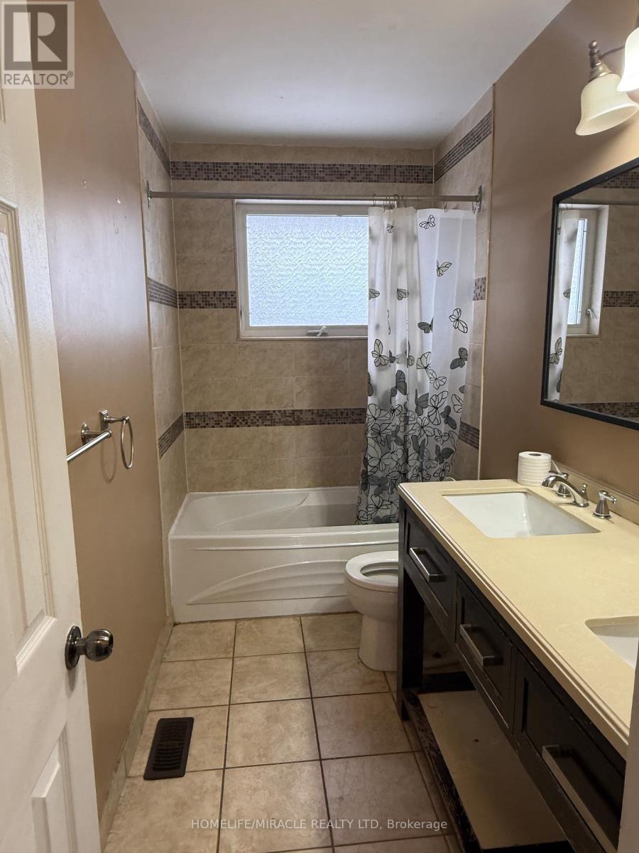 26 Alexandria Crescent, Brampton (Avondale), Ontario  L6T 1N3 - Photo 4 - W12974242