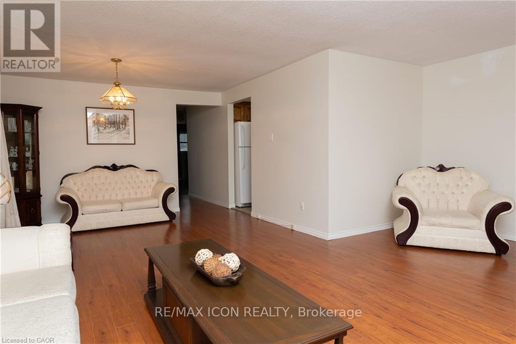 227 Hazelglen Drive, Kitchener, Ontario  N2M 2E6 - Photo 3 - X12974272