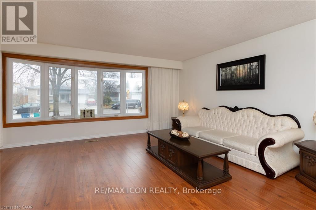 227 Hazelglen Drive, Kitchener, Ontario  N2M 2E6 - Photo 4 - X12974272