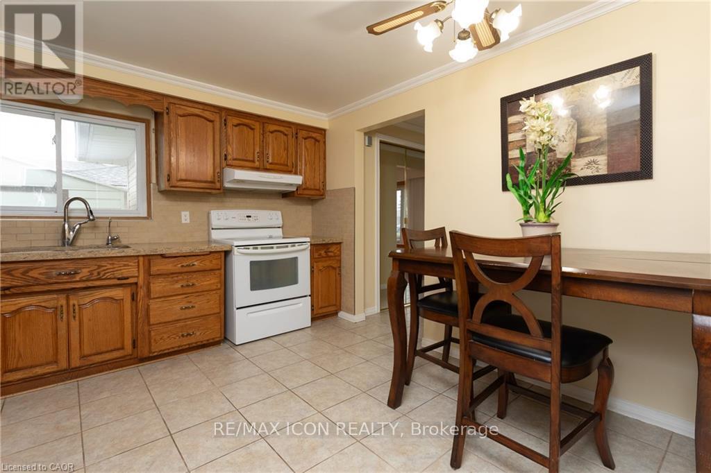 227 Hazelglen Drive, Kitchener, Ontario  N2M 2E6 - Photo 6 - X12974272