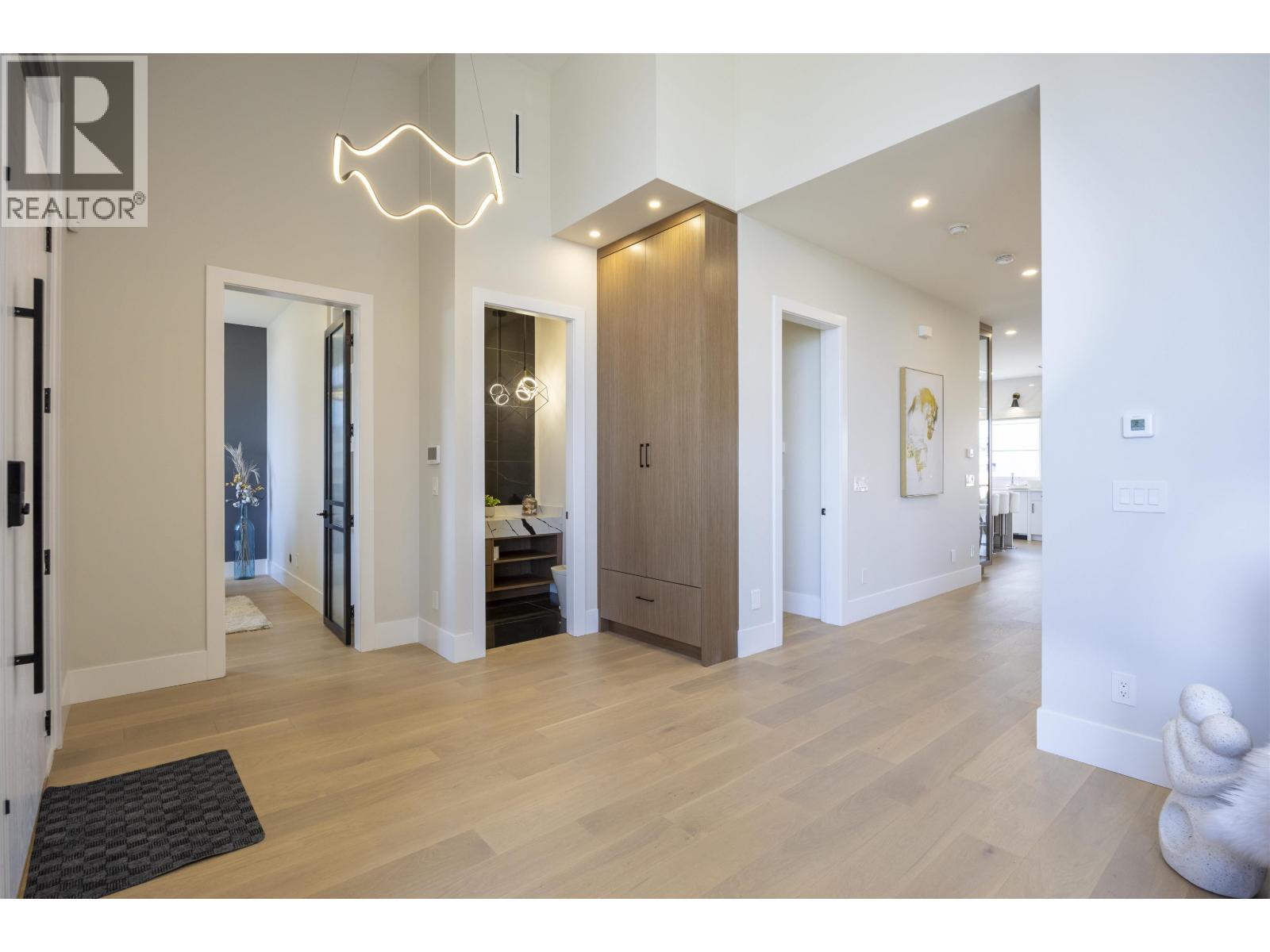 8093 14th Avenue, Burnaby, British Columbia  V3N 2B5 - Photo 2 - R3109059