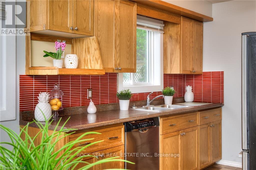 196 Walker Street, Cambridge, Ontario  N3C 2C2 - Photo 8 - X12965154