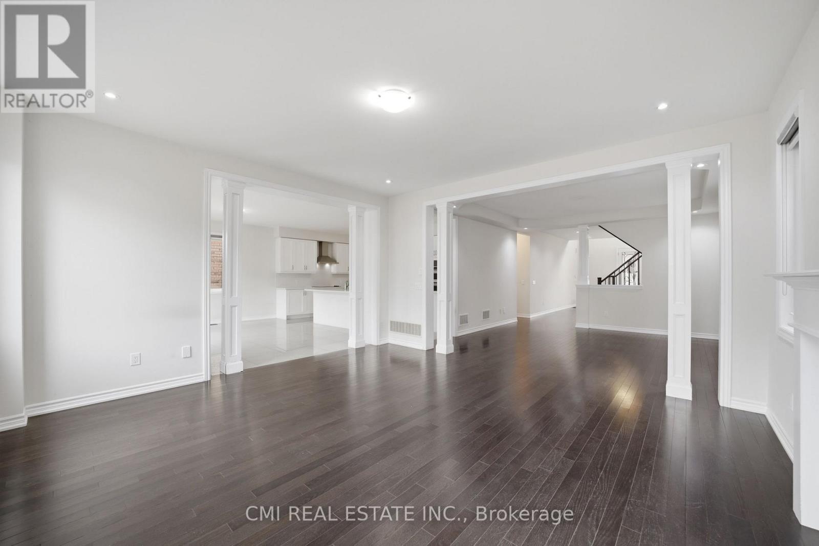 42 Valleybrook Crescent, Caledon, Ontario  L7C 4C5 - Photo 5 - W12974392