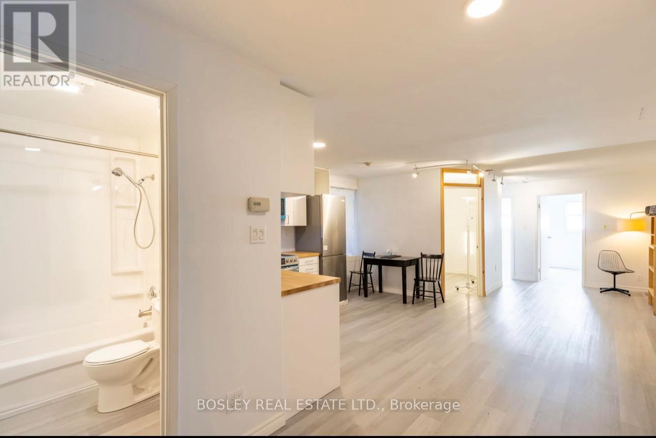 2963 Dundas Street W, Toronto, Ontario  M6P 1Z2 - Photo 8 - W12974410