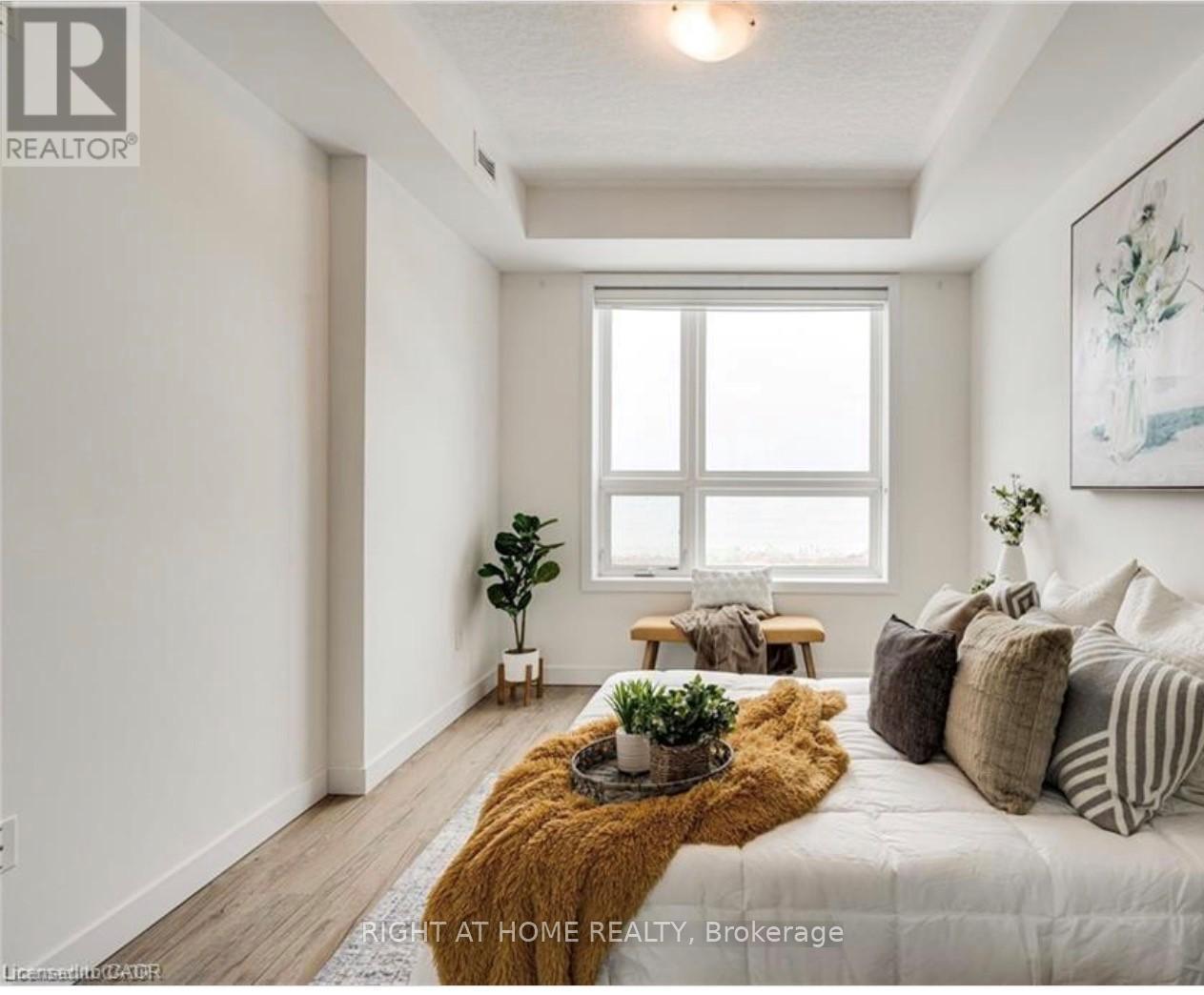 206 - 35 Southshore Crescent, Hamilton, Ontario  L8E 0J2 - Photo 10 - X12974406