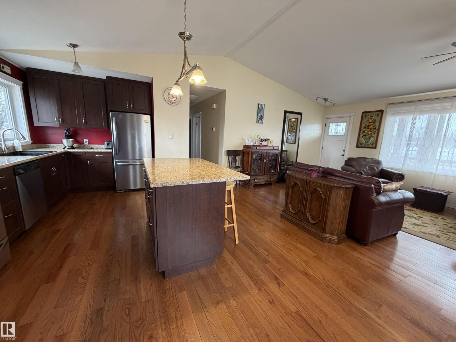 15926 92 Av Nw, Edmonton, Alberta T5R 5C6 - Photo 6 - E4481185