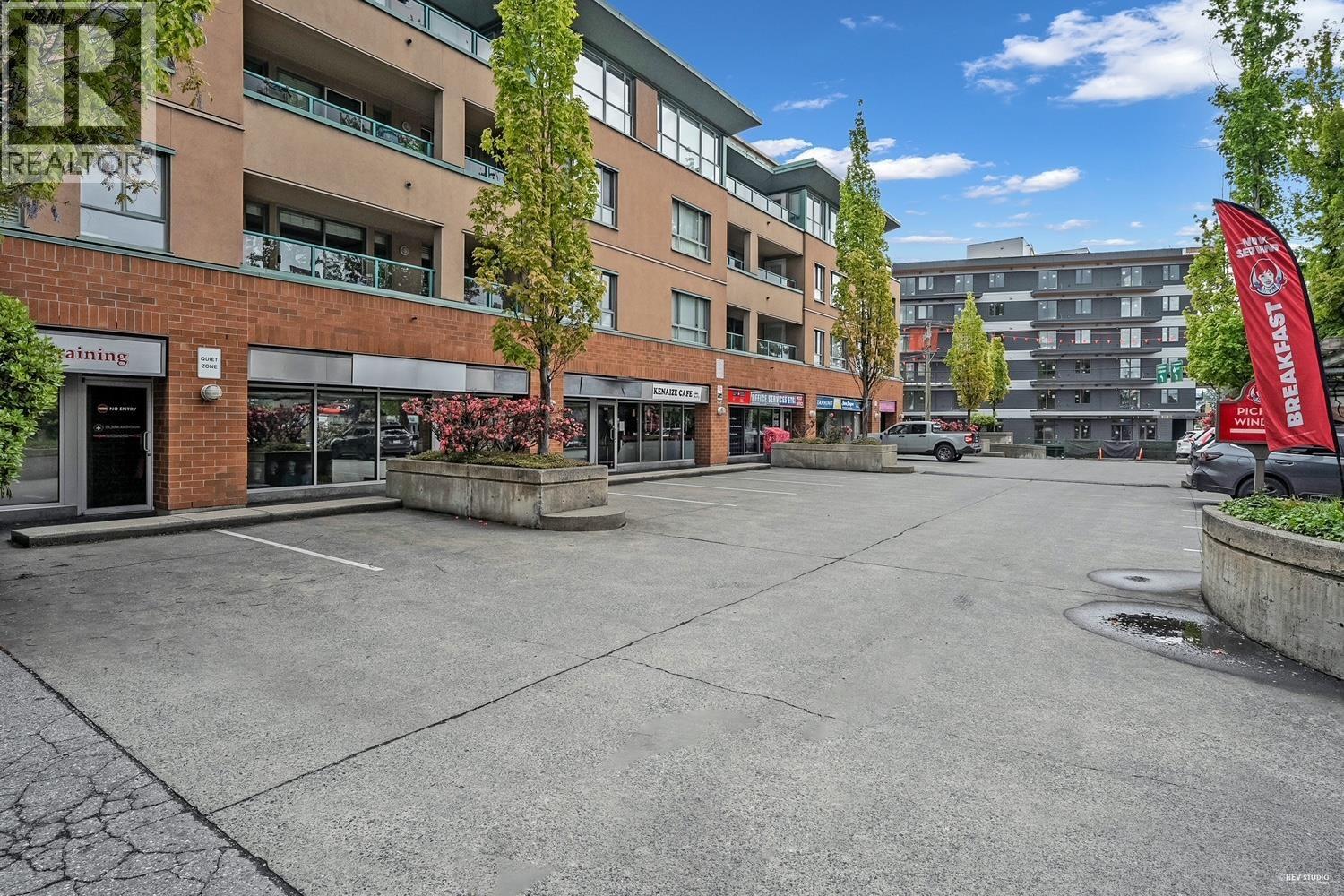 PH05 223 MOUNTAIN HIGHWAY, North Vancouver, British Columbia