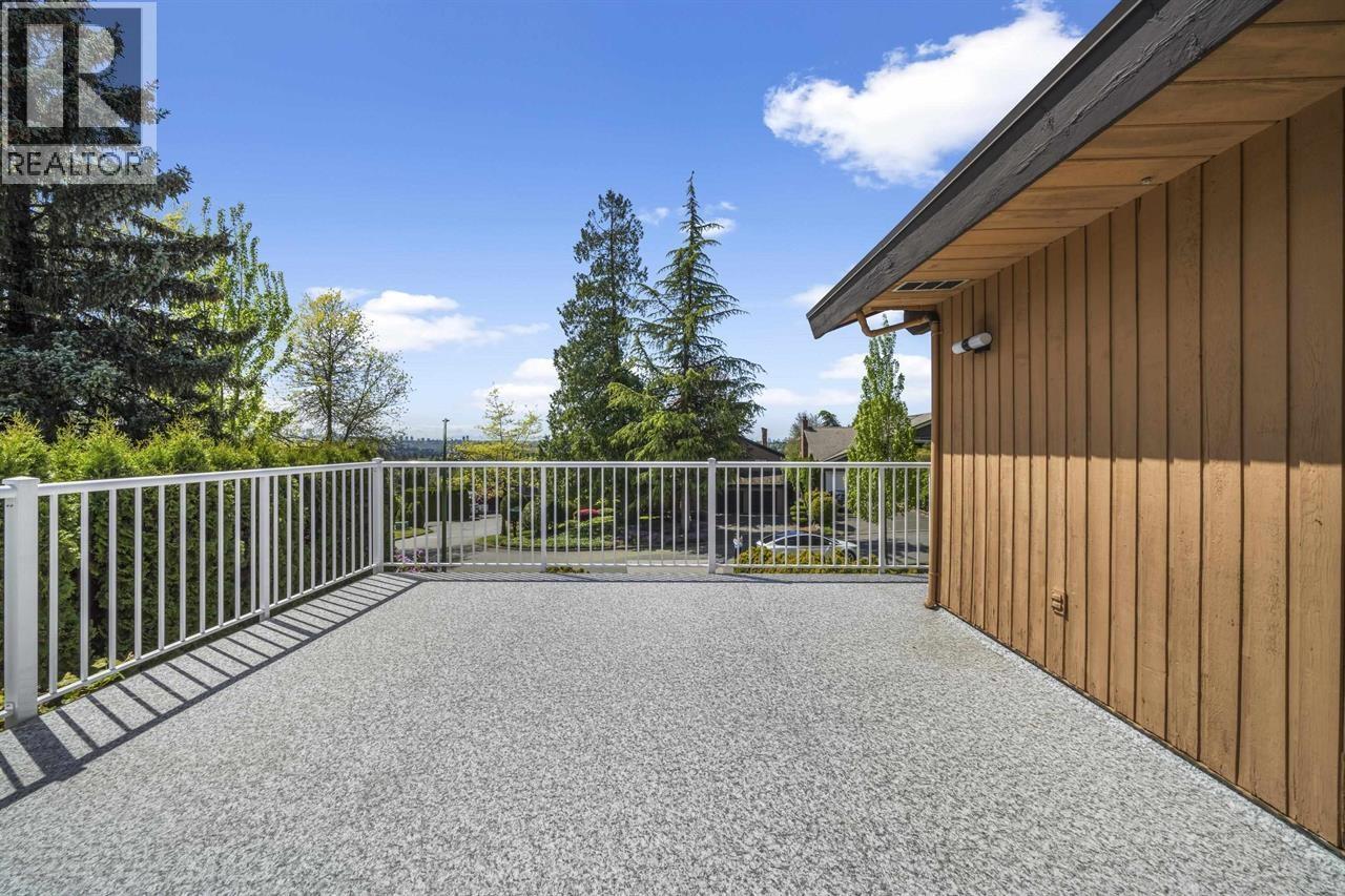 1060 Ayshire Drive, Burnaby, British Columbia  V5A 4A1 - Photo 4 - R3108355