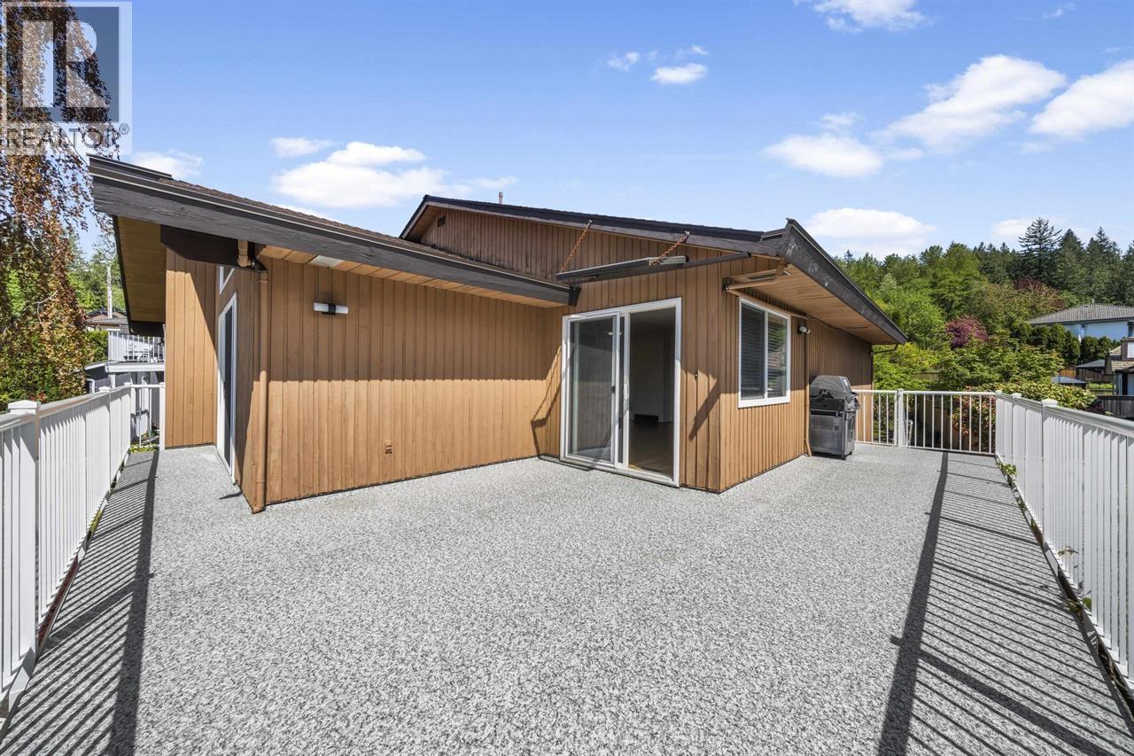 1060 Ayshire Drive, Burnaby, British Columbia  V5A 4A1 - Photo 3 - R3108355