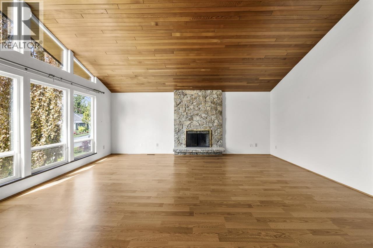 1060 Ayshire Drive, Burnaby, British Columbia  V5A 4A1 - Photo 6 - R3108355