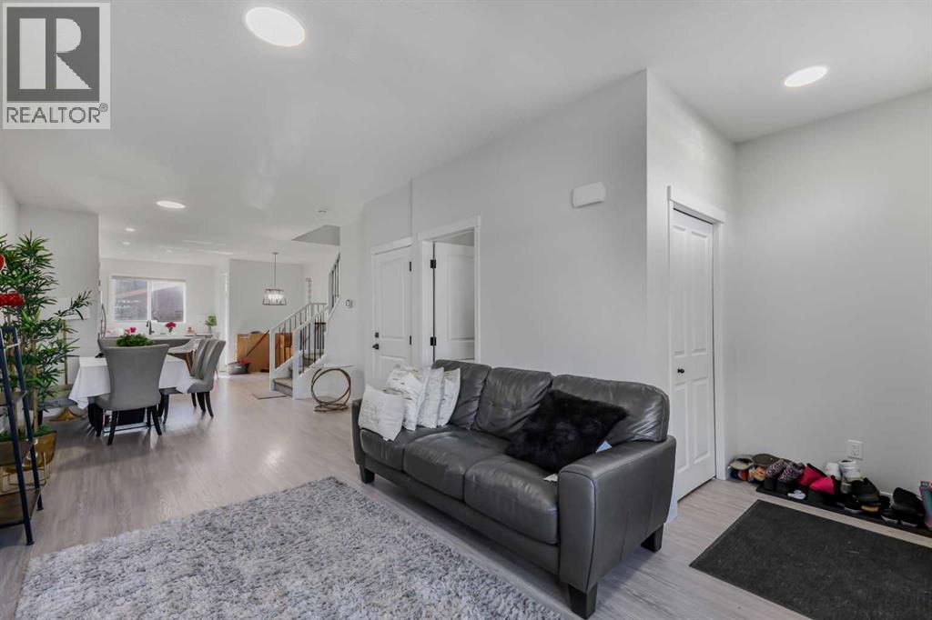 15 Edith Passage NW, Calgary, Alberta  T3R 2B6 - Photo 5 - A2272609