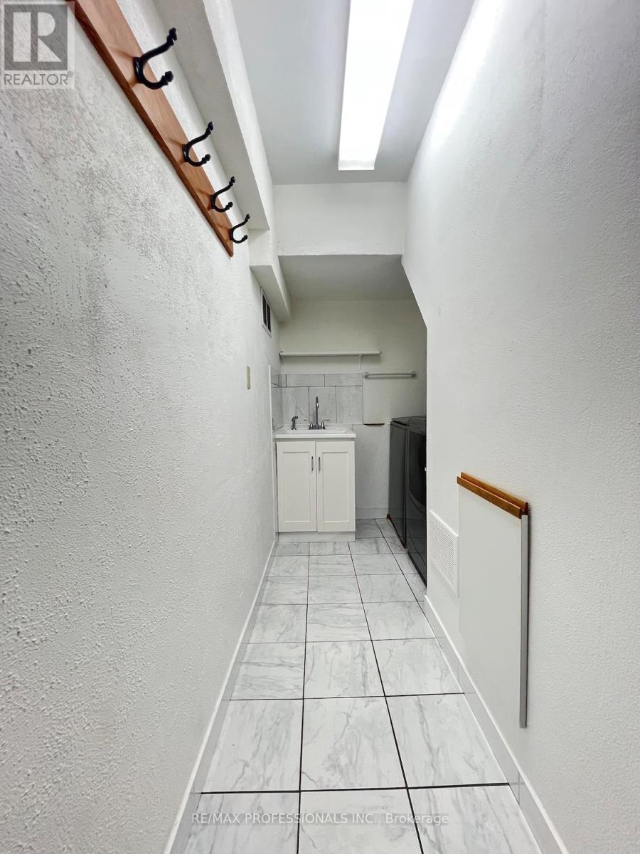 Basement - 94 Bremen Lane, Mississauga, Ontario  L5M 2N5 - Photo 10 - W12974484