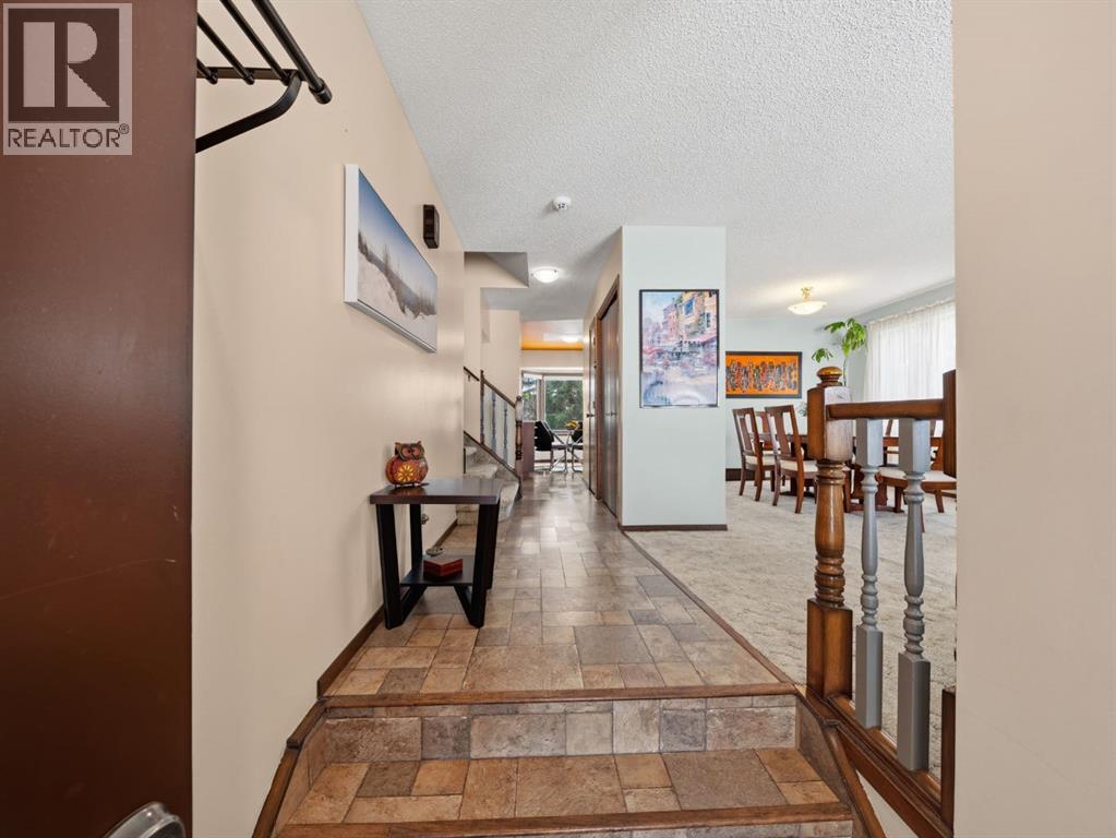 19 Scenic Green Nw, Calgary, Alberta  T3L 1A1 - Photo 2 - A2296929