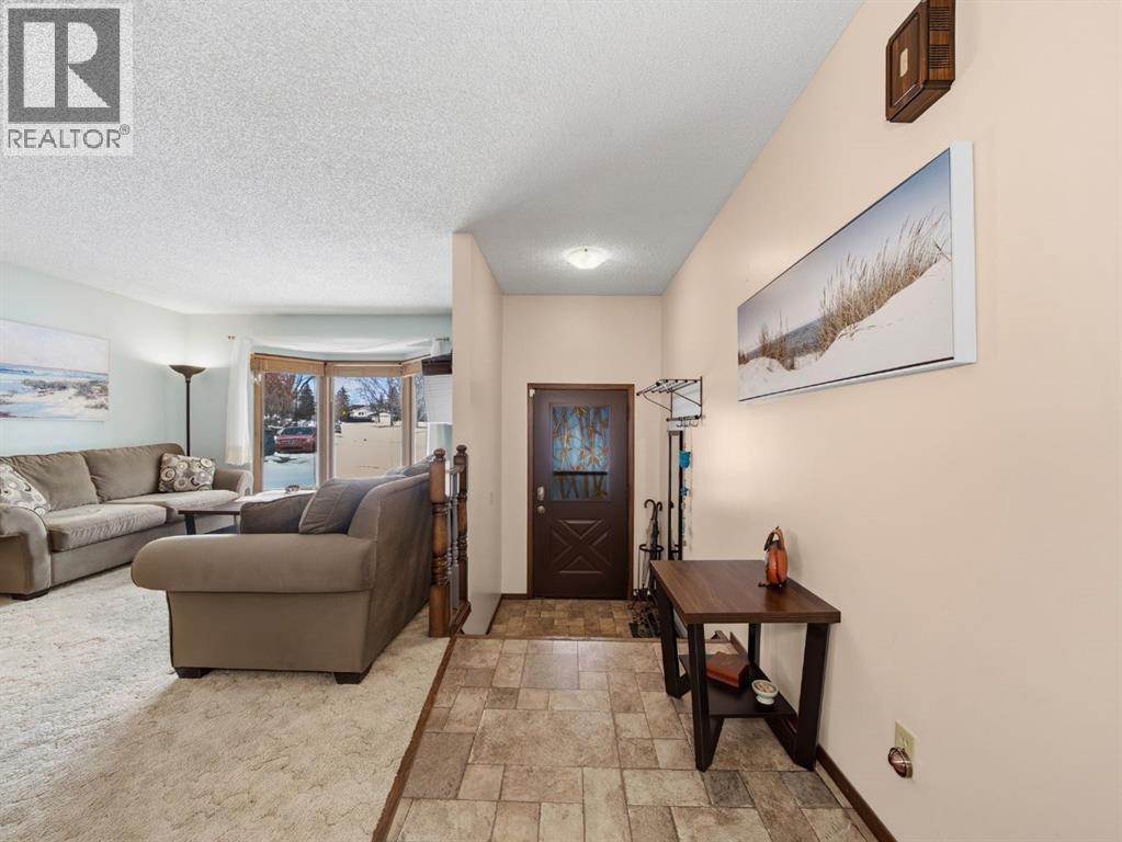 19 Scenic Green Nw, Calgary, Alberta  T3L 1A1 - Photo 4 - A2296929