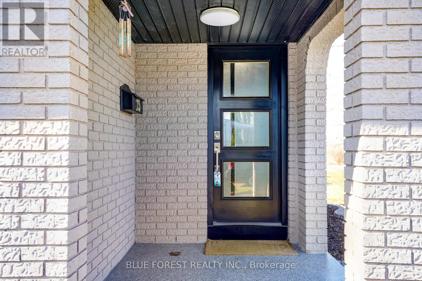 25 Holiday Avenue, London South, Ontario  N6E 1M9 - Photo 2 - X12974548