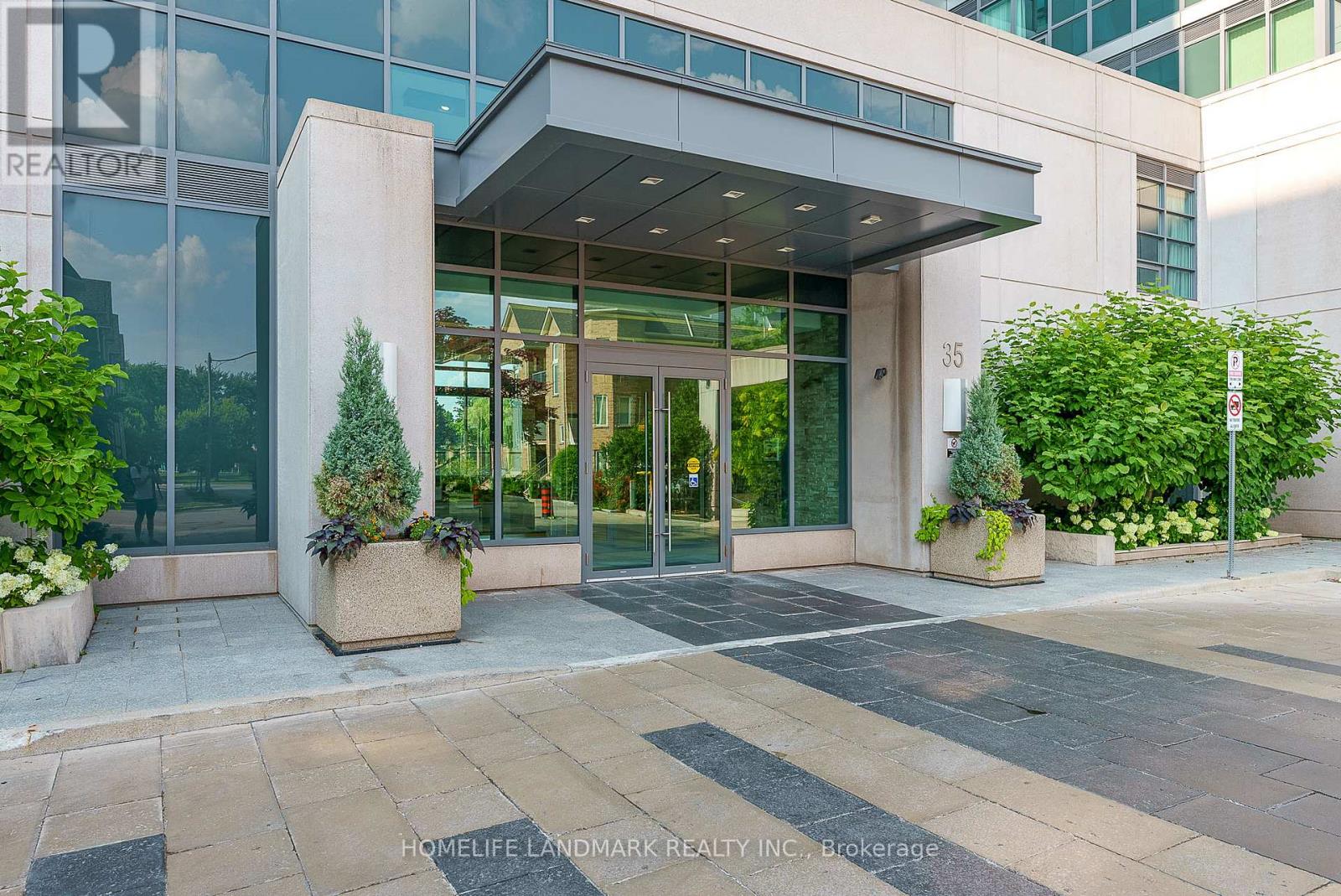 827 - 35 Brian Peck Crescent, Toronto, Ontario  M4G 0A5 - Photo 2 - C12974546