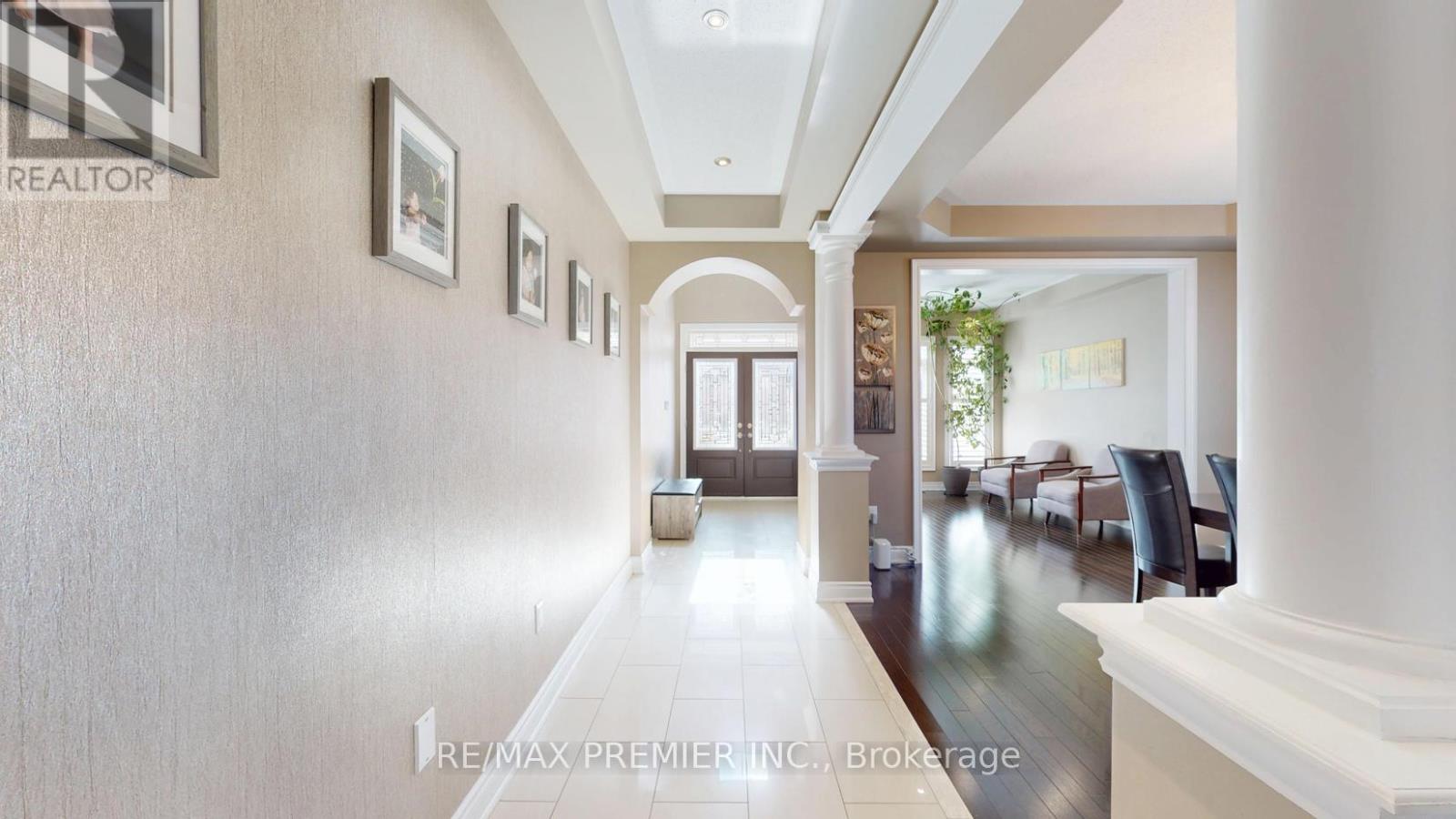 48 Heron Hollow Avenue, Richmond Hill, Ontario  L4E 0G9 - Photo 3 - N12974520