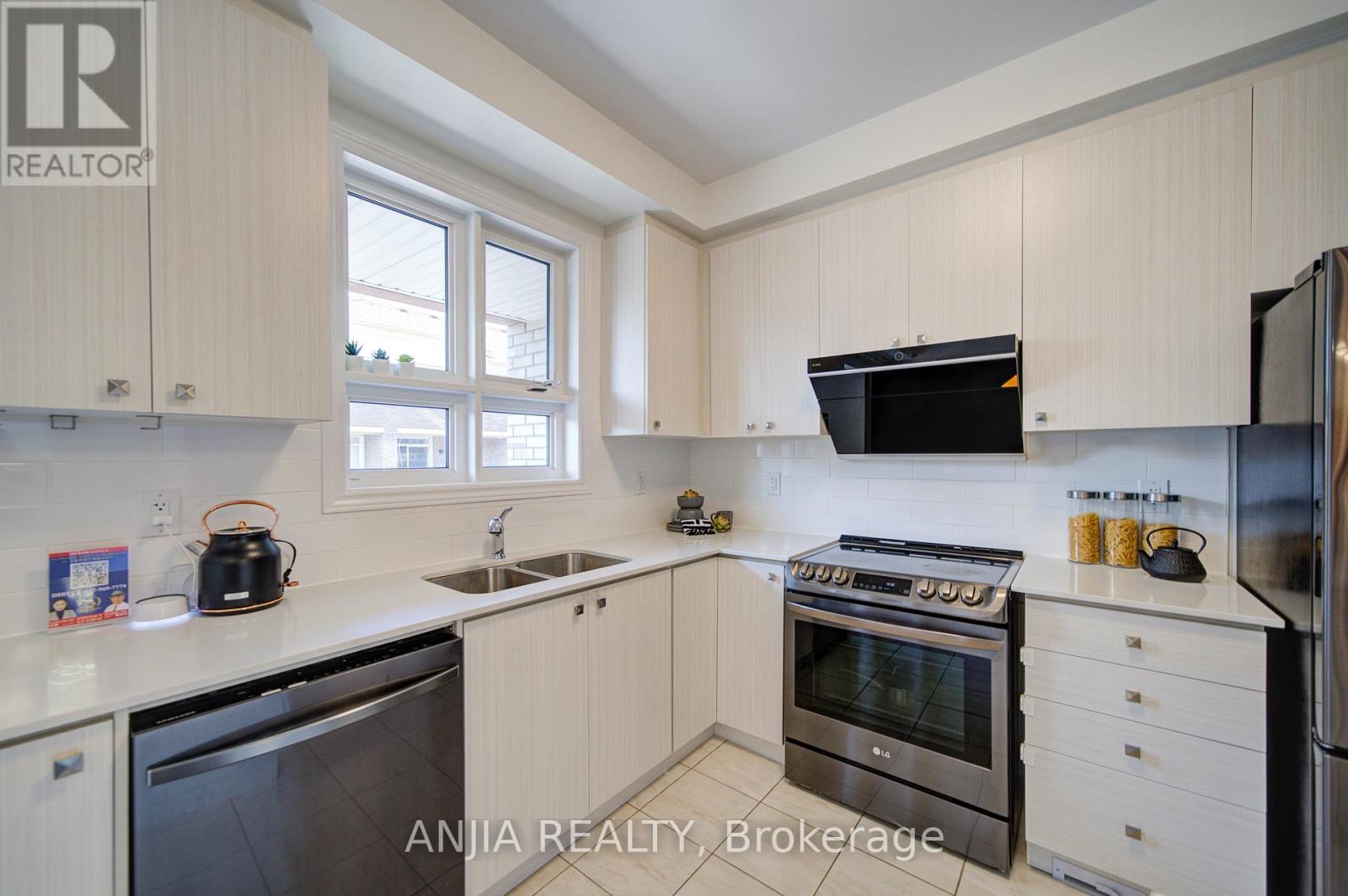 64 Chicago Lane, Markham, Ontario  L6E 2C1 - Photo 22 - N12974544