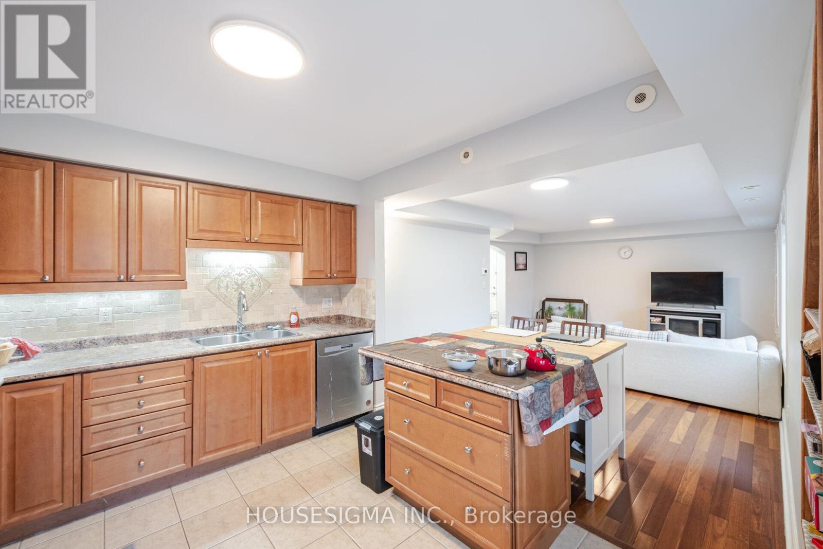 3 - 760 Neighbourhood Circle, Mississauga, Ontario  L5B 0B6 - Photo 13 - W12974526