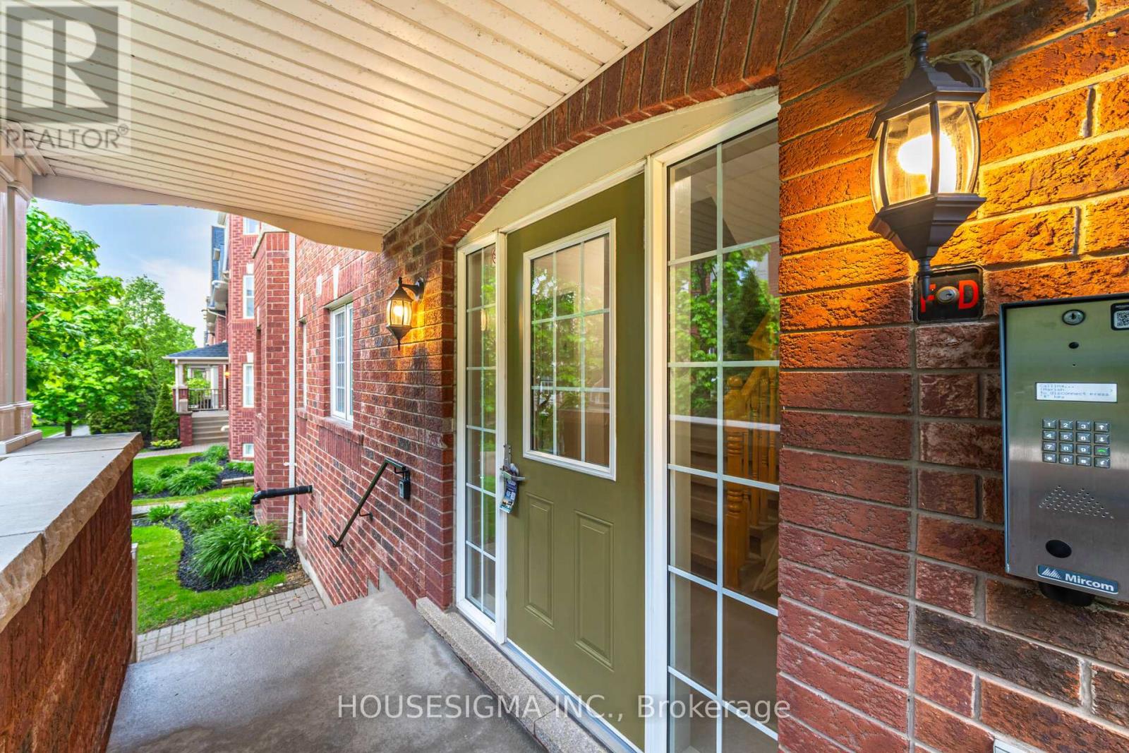 3 - 760 Neighbourhood Circle, Mississauga, Ontario  L5B 0B6 - Photo 3 - W12974526