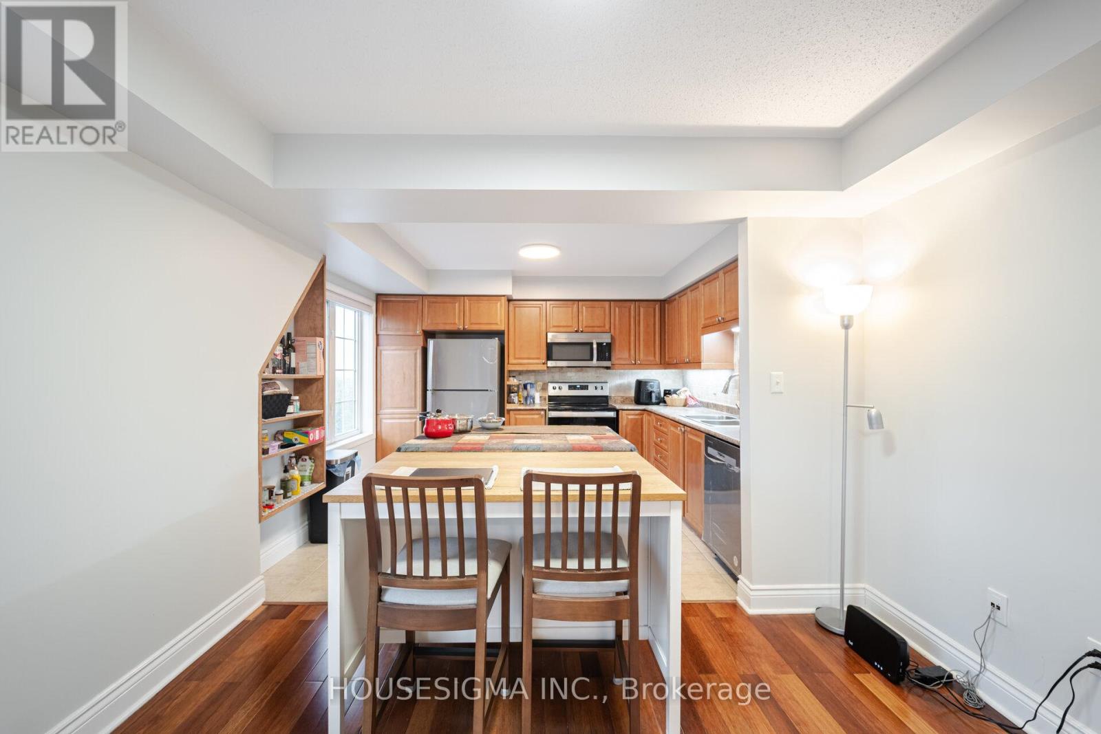 3 - 760 Neighbourhood Circle, Mississauga, Ontario  L5B 0B6 - Photo 9 - W12974526