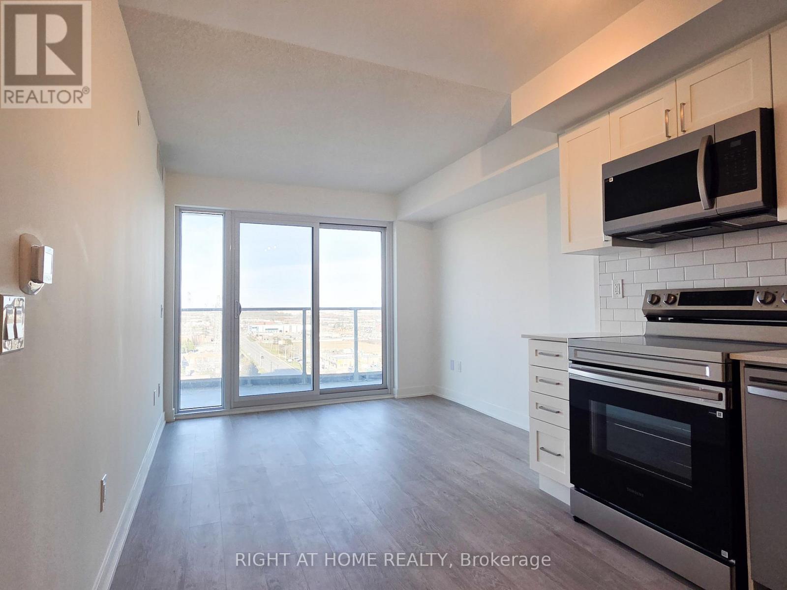 1303 - 1010 Sandy Beach Road, Pickering, Ontario  L1W 0C7 - Photo 8 - E12974598