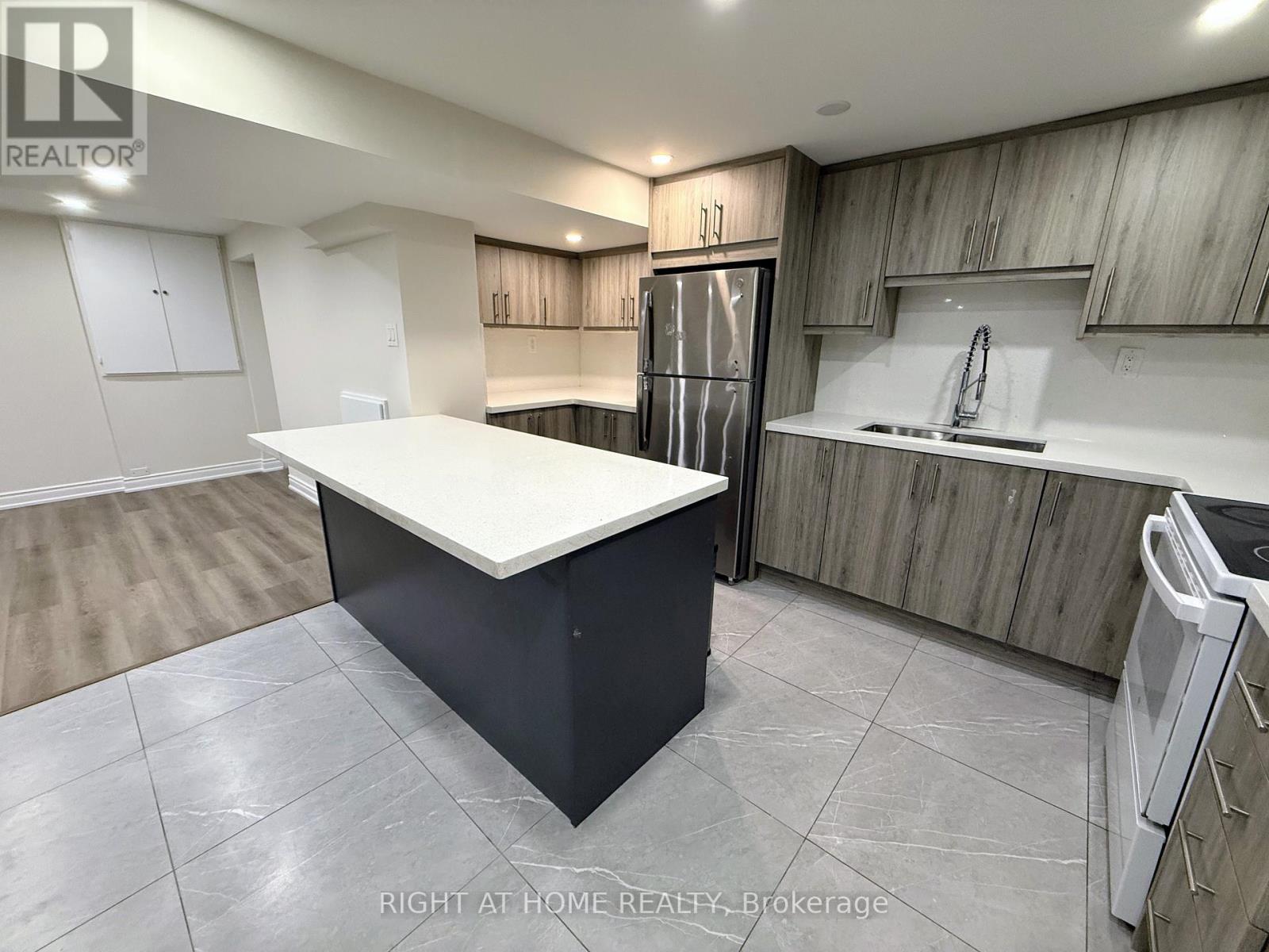 3419 Dovetail Mews, Mississauga, Ontario  L5L 5E6 - Photo 4 - W12974620