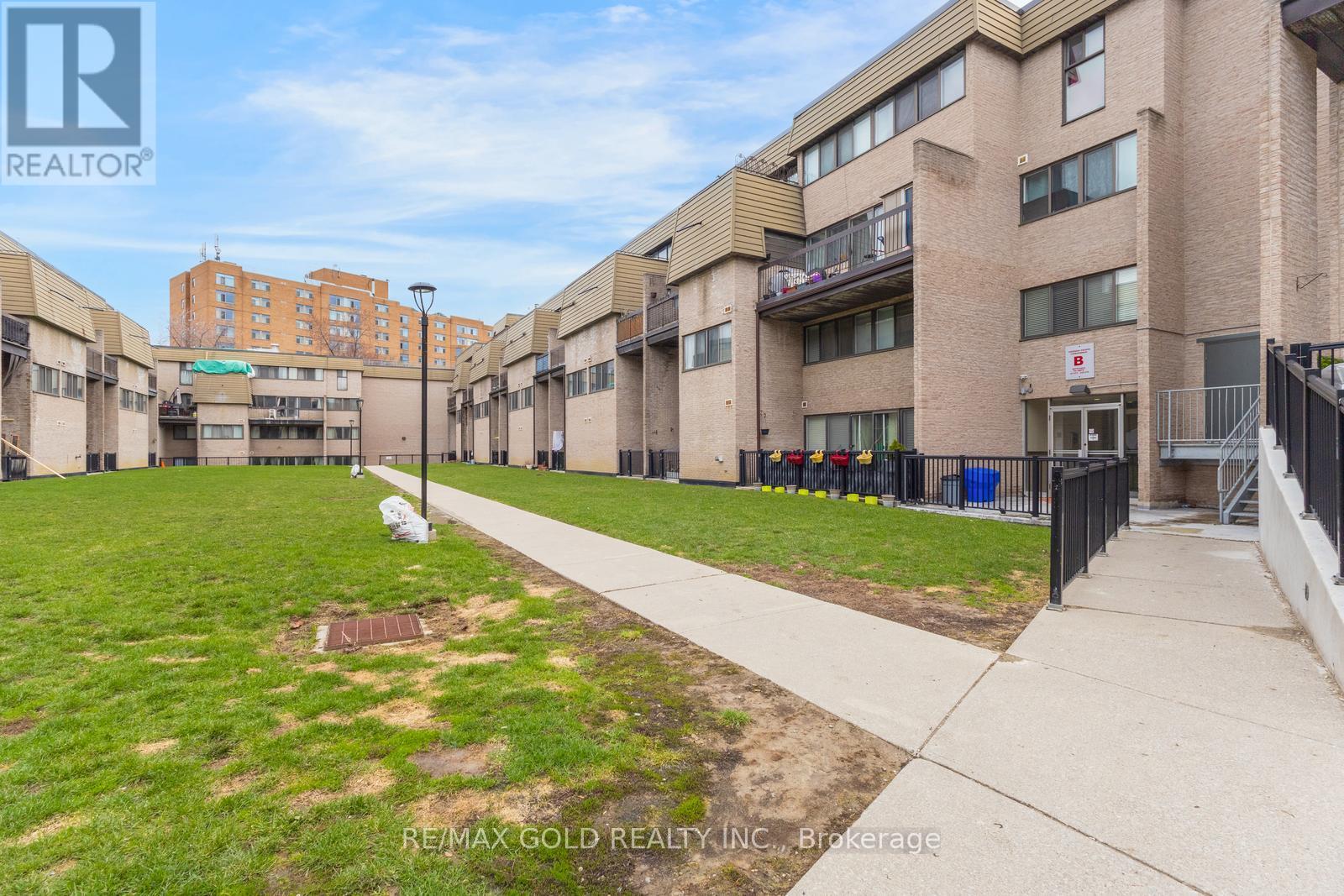 235 - 2095 Roche Court, Mississauga, Ontario  L5K 2C8 - Photo 2 - W12974624