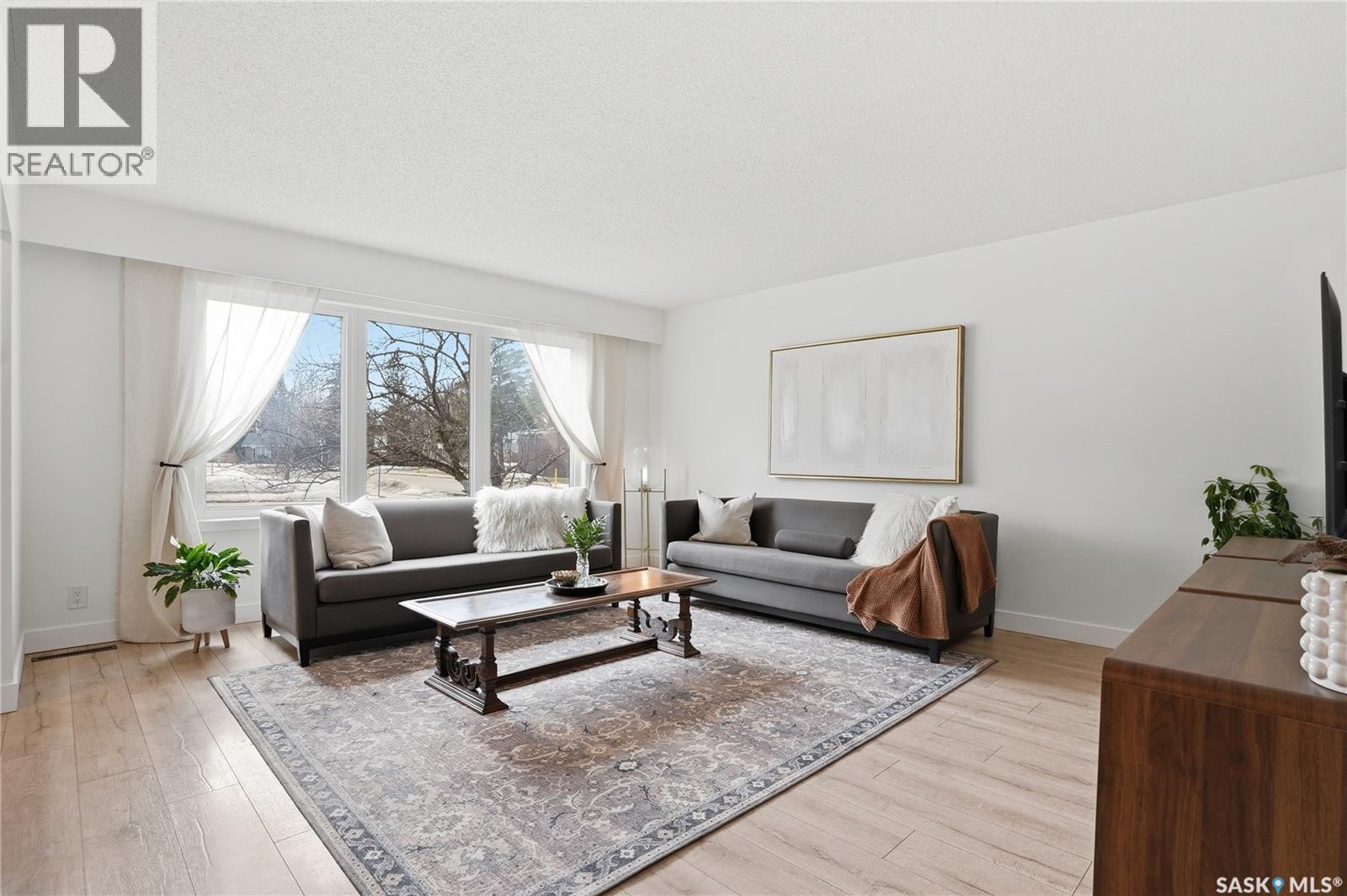 48 Bell Crescent, Saskatoon, Saskatchewan  S7J 2W3 - Photo 3 - SK032433