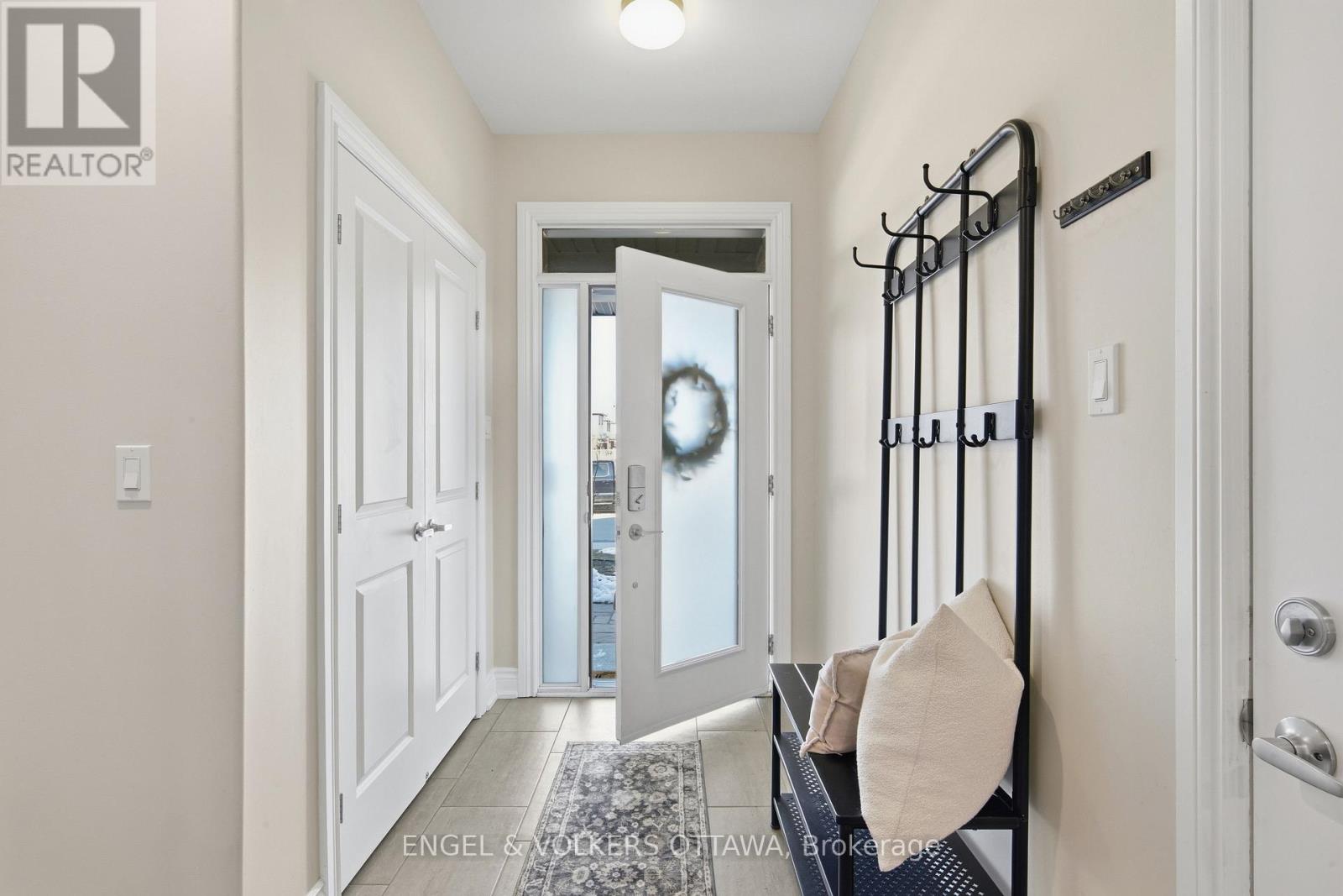 86 Porter Street, Ottawa, Ontario  K2S 2L8 - Photo 2 - X12974734