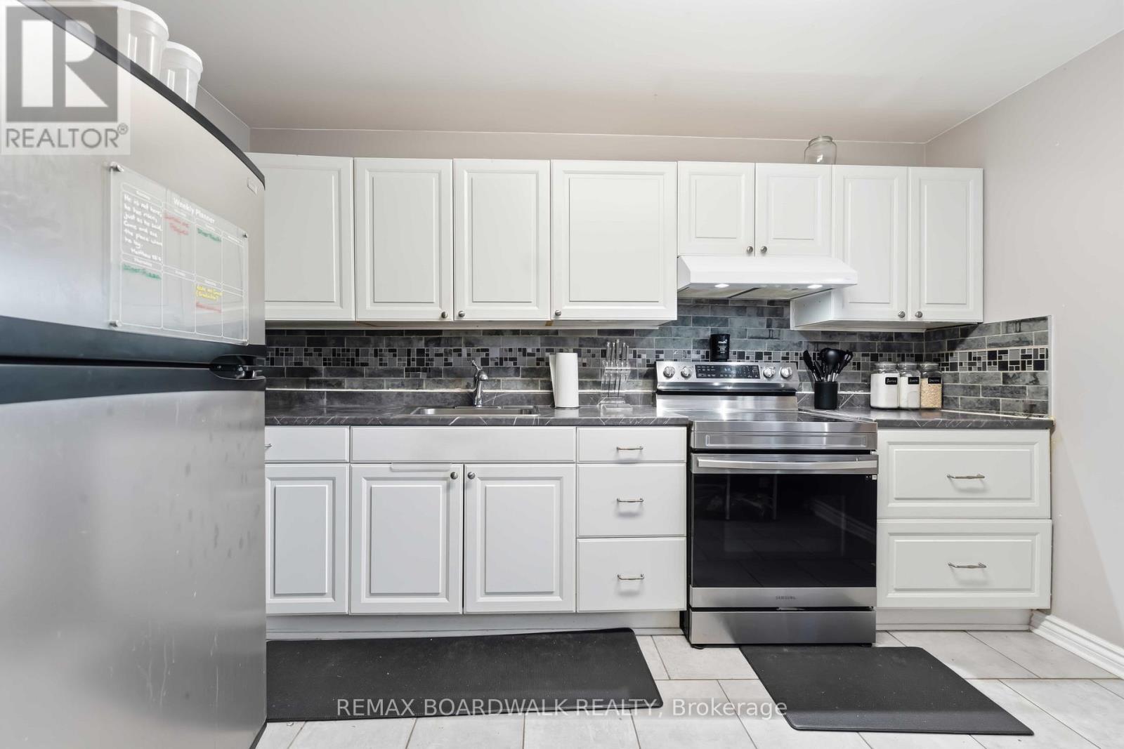 1707 Meadowbrook Road, Ottawa, Ontario  K1B 4W6 - Photo 10 - X12973908