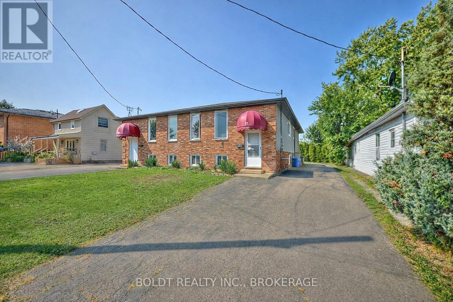 17 Colborne Street, Thorold, Ontario  L2V 3P8 - Photo 2 - X12973794