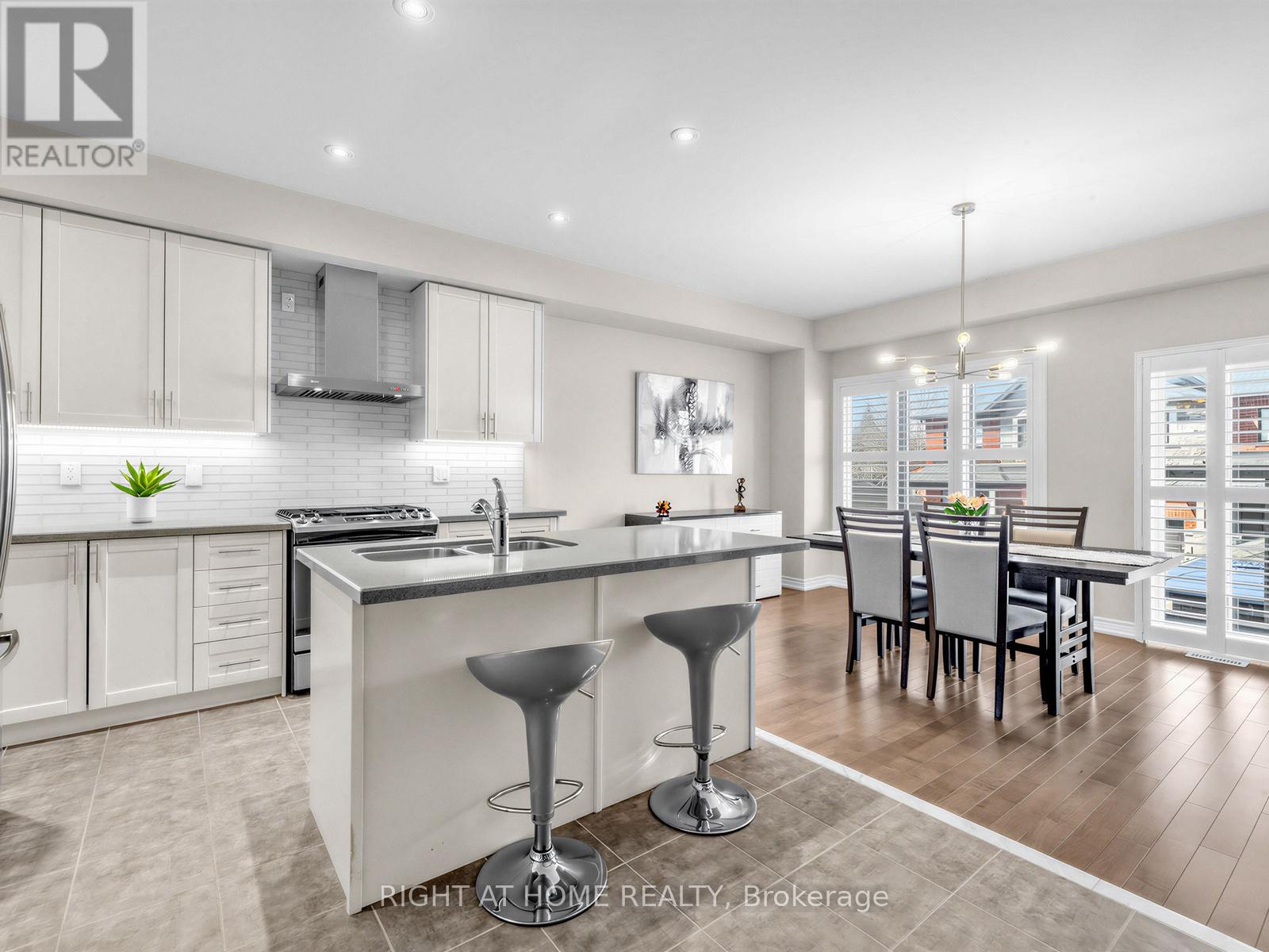 5 Zenyatta Lane, East Gwillimbury, Ontario  L9N 1A0 - Photo 2 - N12974686