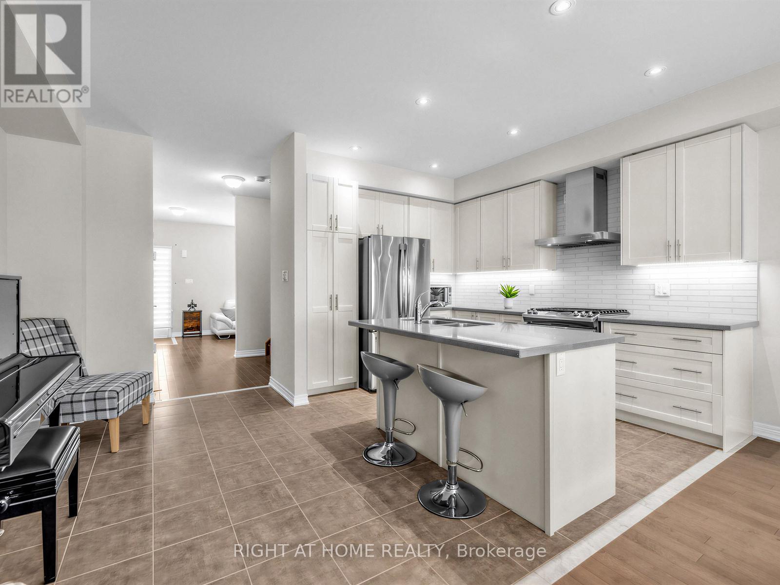 5 Zenyatta Lane, East Gwillimbury, Ontario  L9N 1A0 - Photo 6 - N12974686